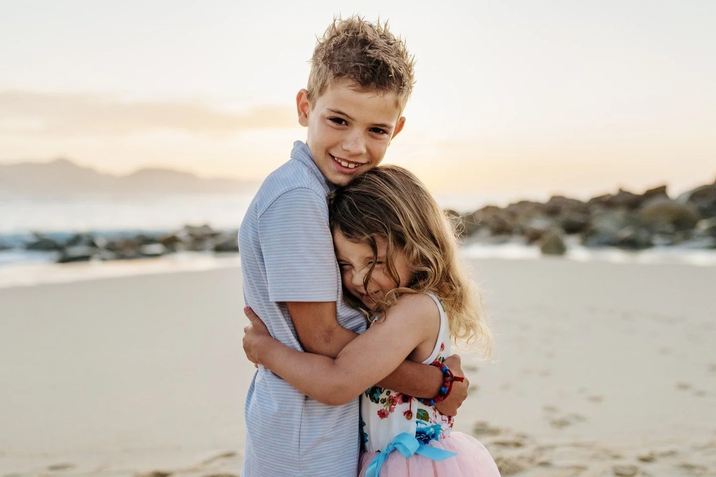 👉Doing a session with children at dawn is a challenge, so here are a few recommendations:

I recommend talking to the photographer in advance and letting them know your children&rsquo;s schedules&mdash;when they are most energetic, in the best mood,