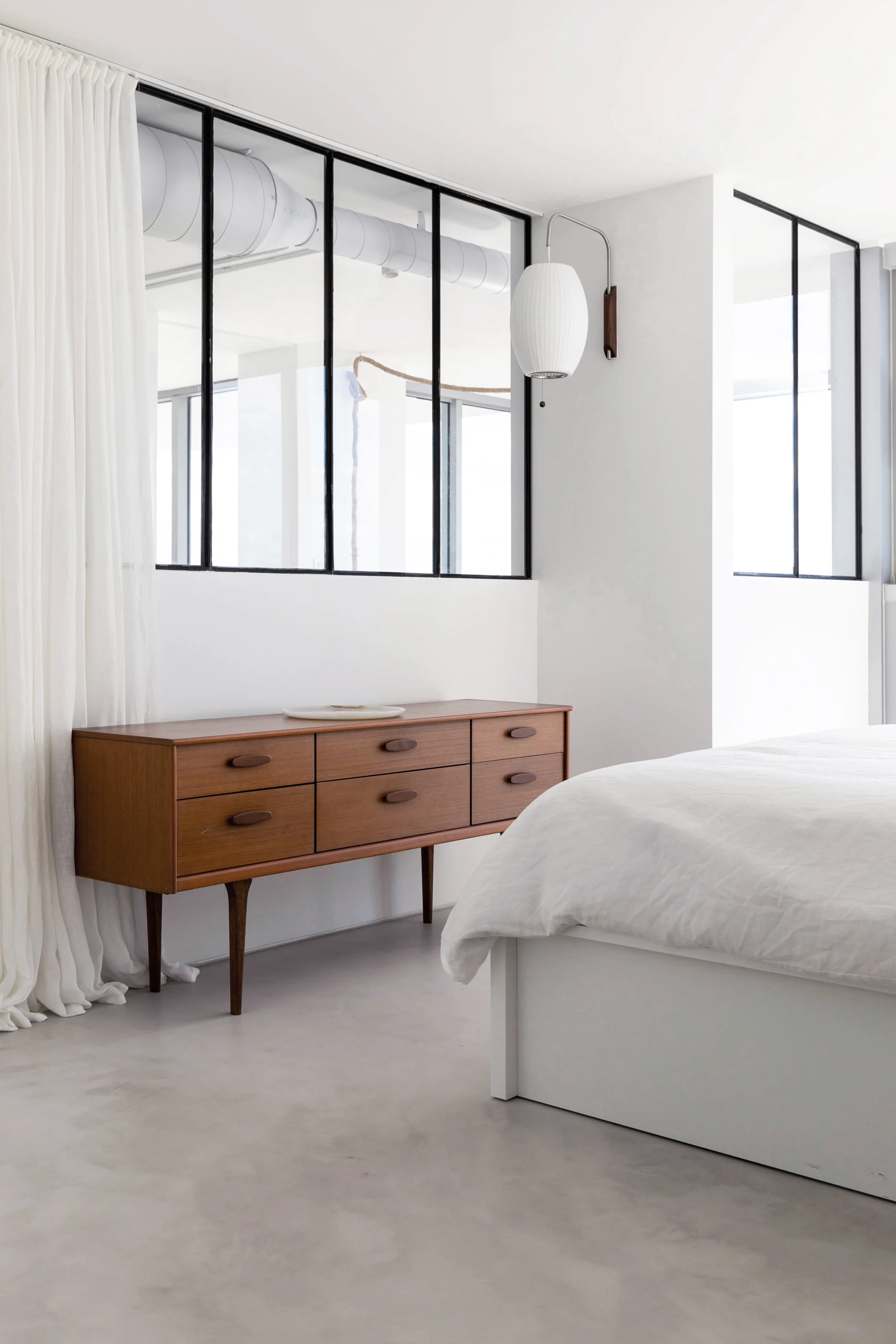 white-linen-minimal-design-bedroom2.jpg