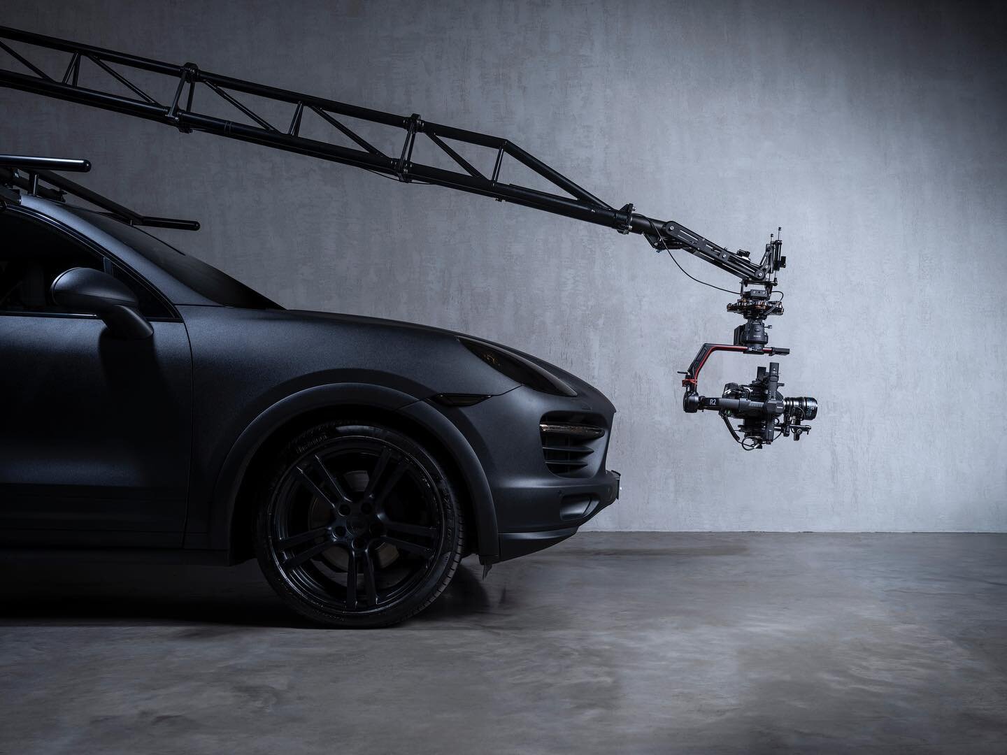 Our Motocrane Ultra Arm 🖤🎥 paired with our Porsche Cayenne, this is a beast! 🤘🕹🎬🏎