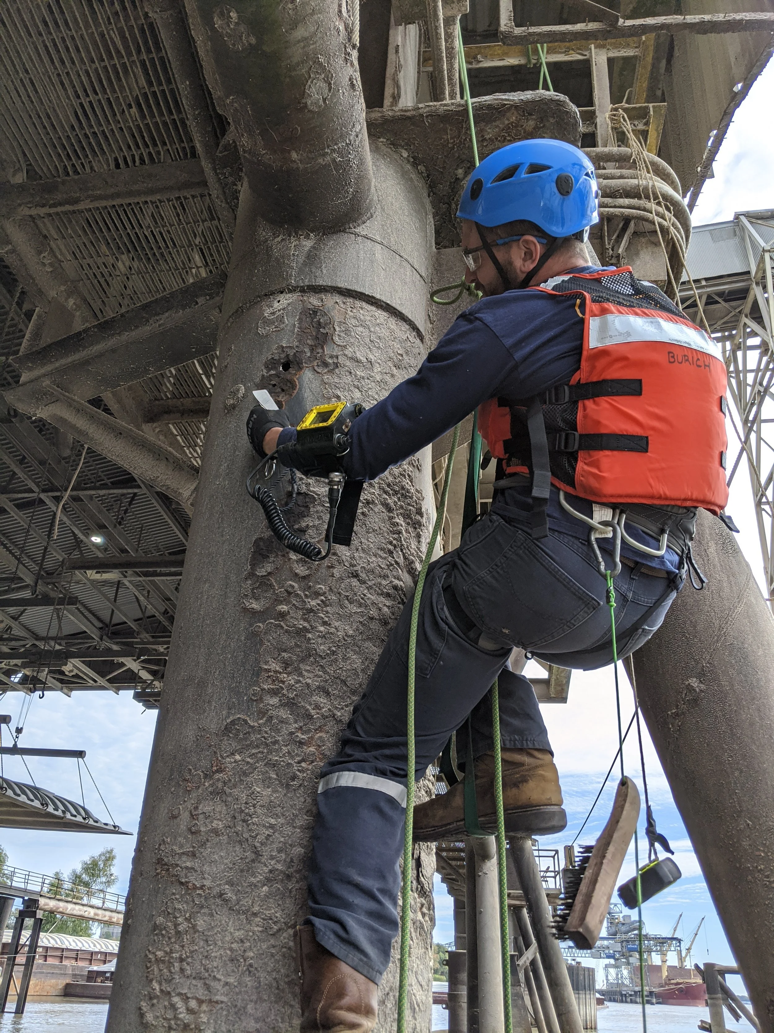 Image of AMI diver performing inspection on a bridge pier.