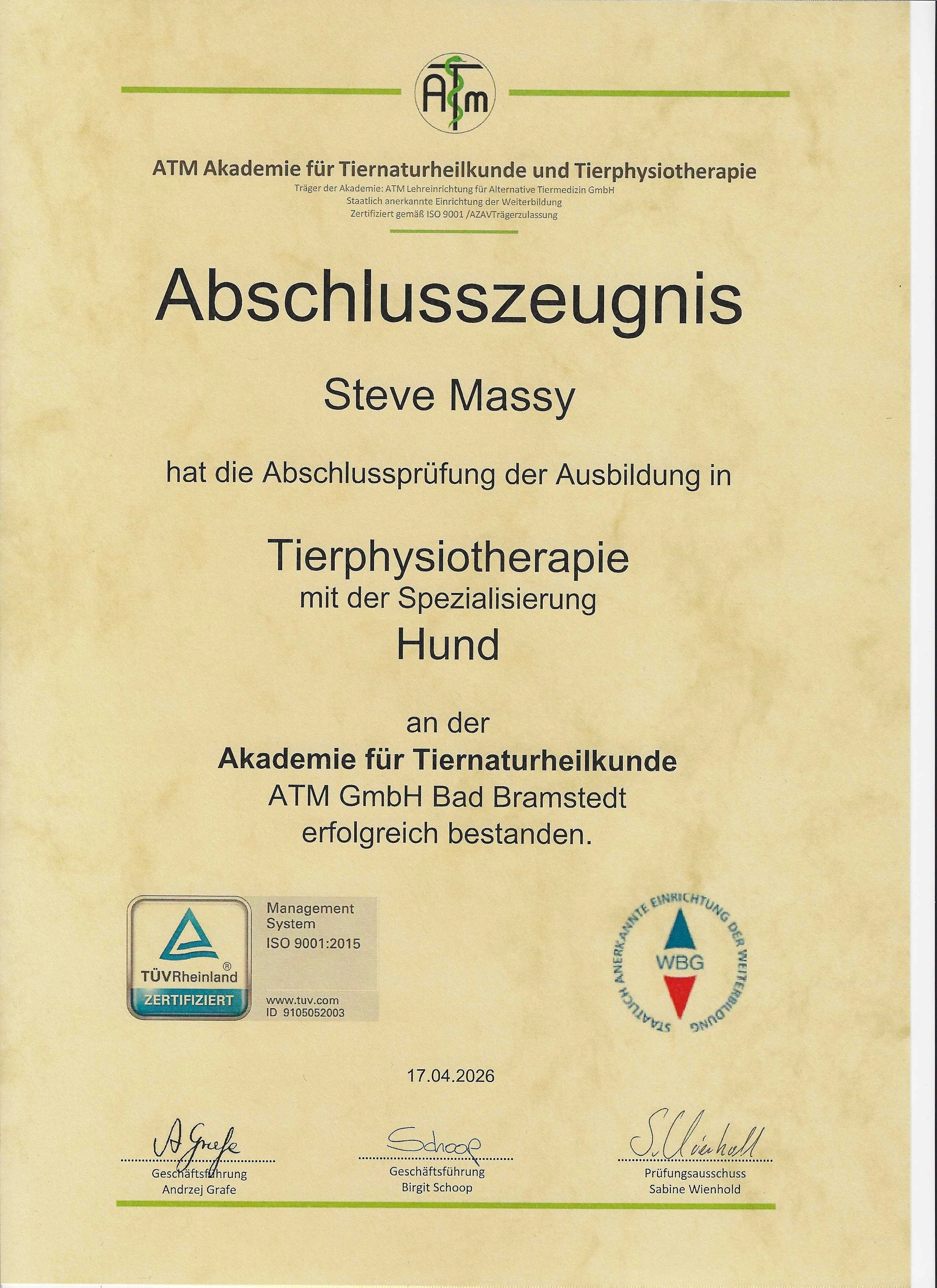 Abschlusszeugnis für eine Ausbildung in Tierphysiotherapie für Hunde, ausgestellt an Steve Massy, unterschrieben von Andrzj Grafe, Birgit Schoop und Sabine Wienhold, datiert auf den 17.04.2026.