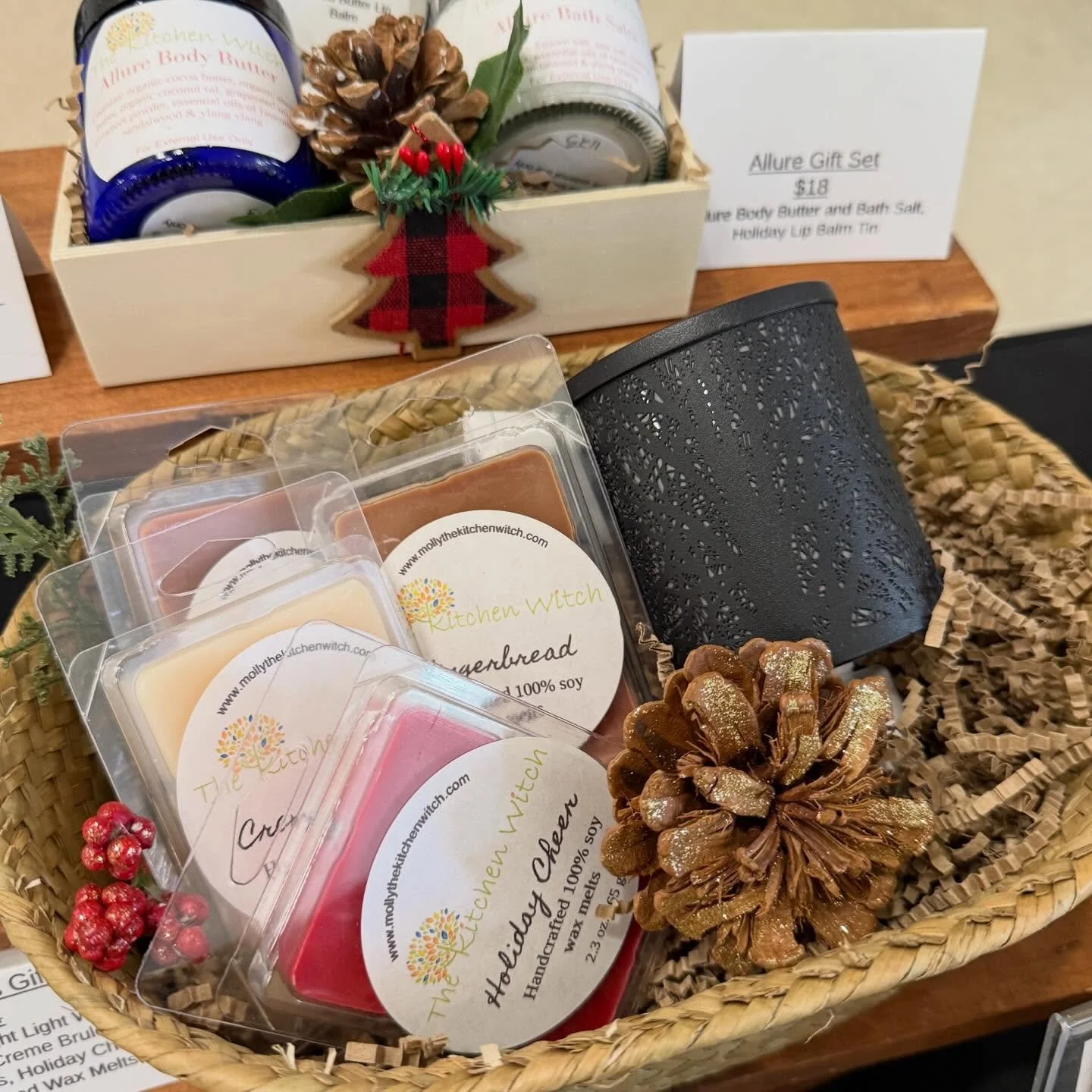 Vendor listing for Sunday, December 7th. Join us&hellip;.live music with @just.in.solo!!

MUSIC: Justin Sampson Acoustics 

VENDOR LISTINGS:

Beanhouses - Handmade Evergreen Wreaths, Table Decor&rsquo;, Magnolia Bunches, Boxwood Trees &amp; Hangers

