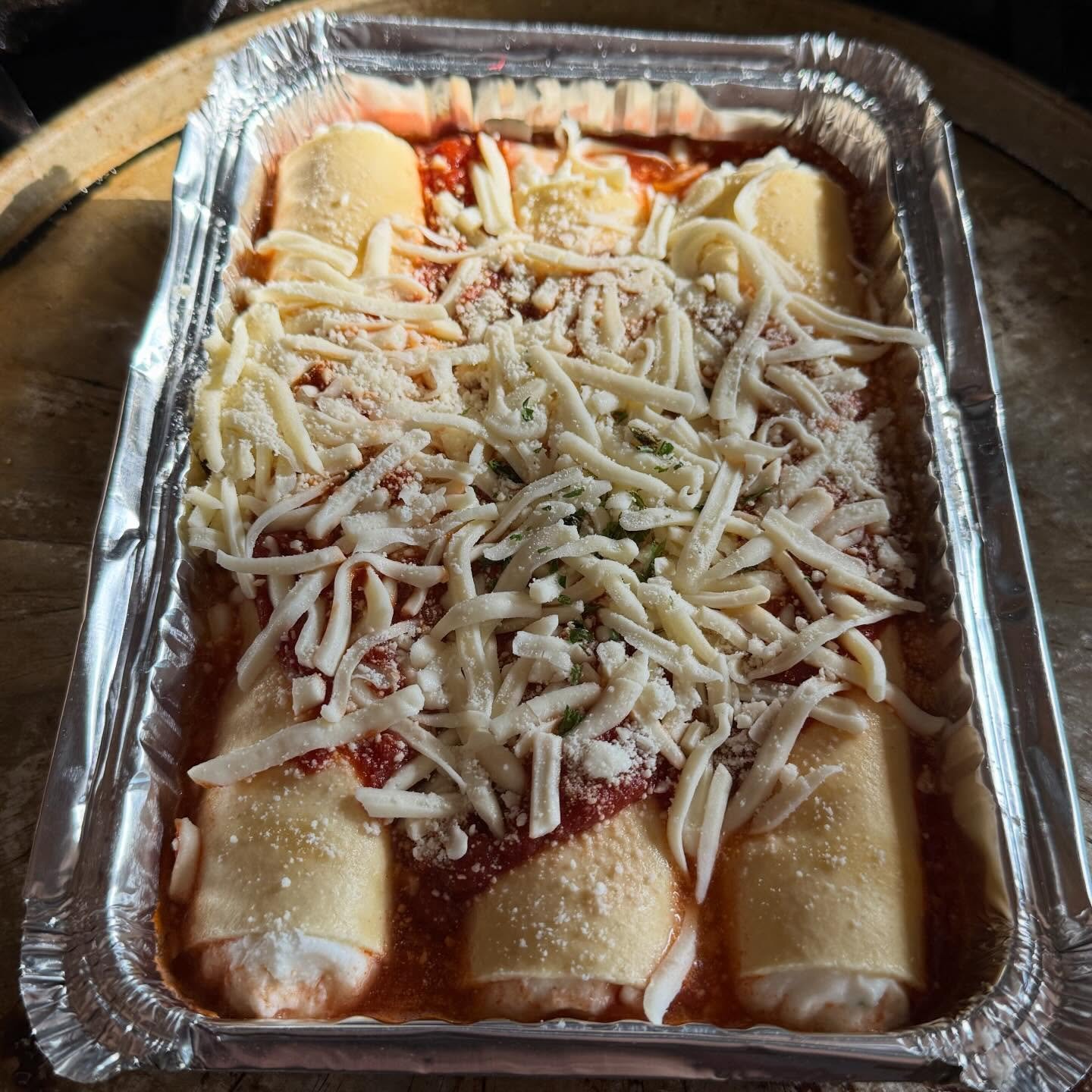 Join us tomorrow at the Tiverton Farmers Market. Yup, we might have a little snow, but we&rsquo;ll be there for you. 

Here is the VENDOR LISTINGS:

MUSIC: Ric Allendorf Acoustics

Beanhouses - Handmade Evergreen Wreaths, Table Decor&rsquo;, Magnolia