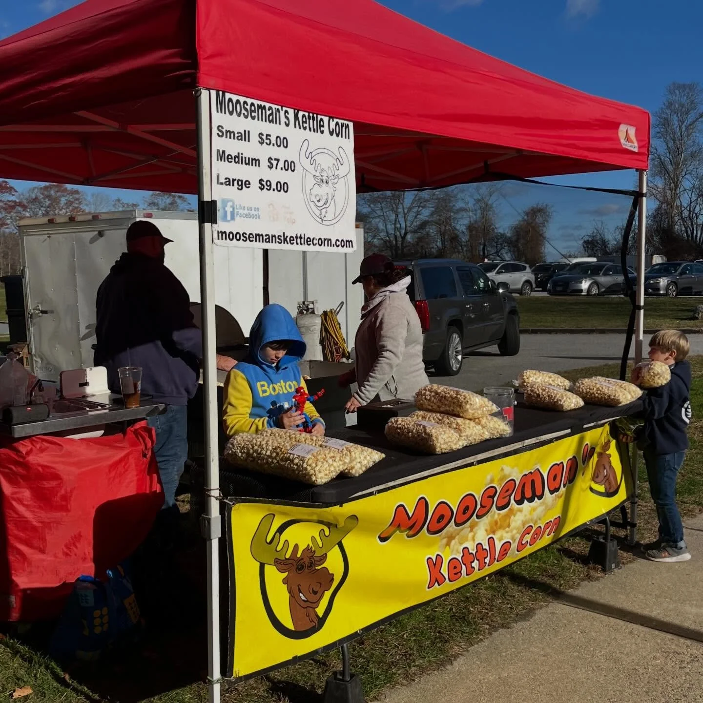 @moosemans_kettle_corn is back this Sunday. Poppin&rsquo; into Sunday Funday! 🍿🔥 Come follow the smell of fresh kettle corn straight to the Market! They are serving it up hot and crunchy all morning.

Grab a bag (or three) to snack on while you bro