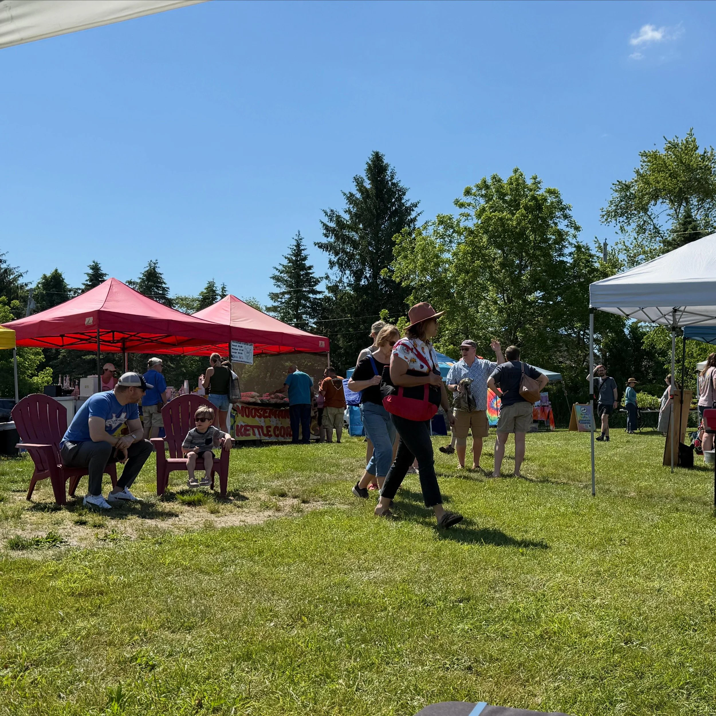 Doors are open, people are buying and commerce is happening!! Be sure to get here early and support local. We&rsquo;ve gut a full house!!

🥕🦐🐟☕️🥓🥚🍯🍦🍨🍰🍫🥩
⏰ Sunday from 10am - 1:30pm

🏴&zwj;☠️Summer location as of May 17th. Tiverton Town Fa
