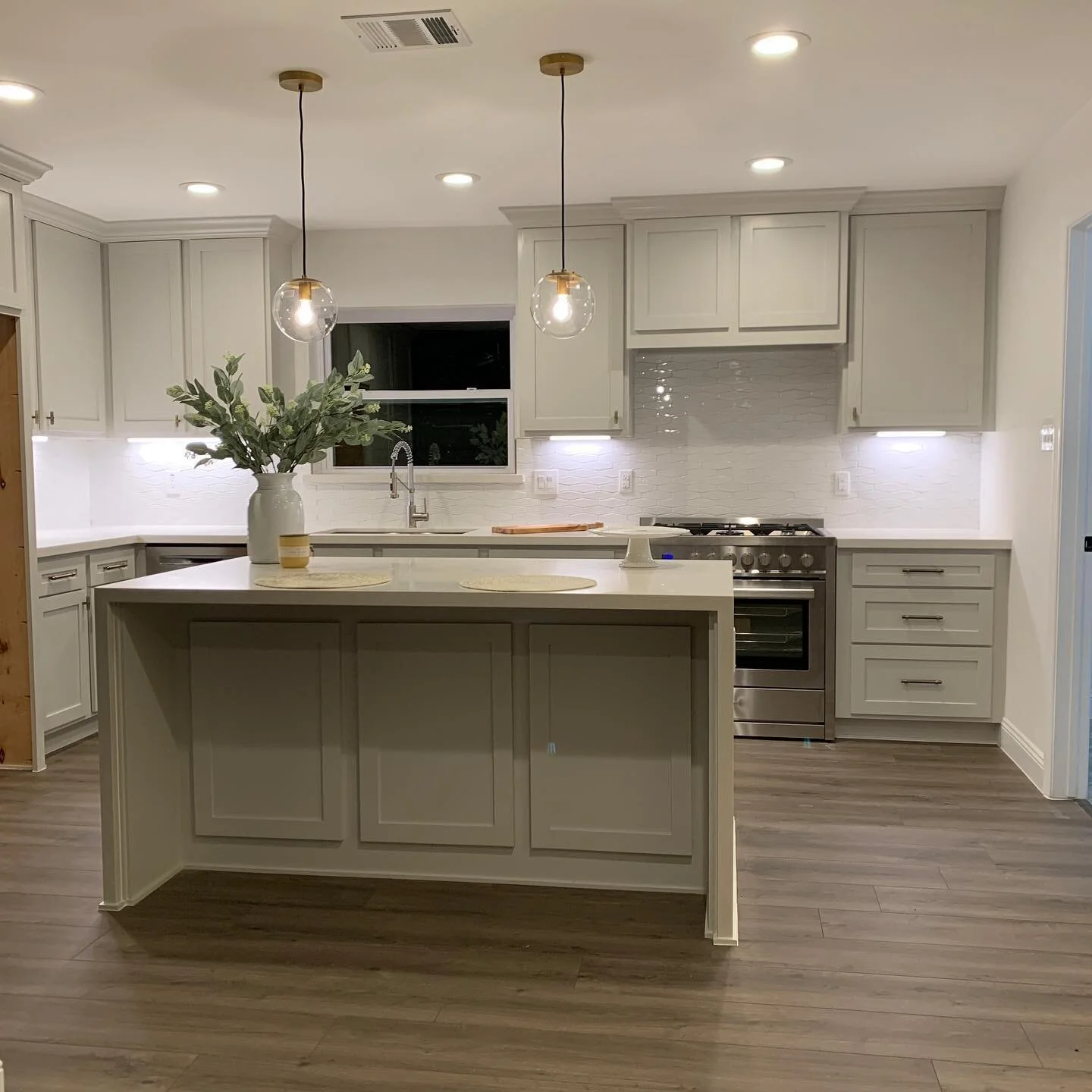 Before and after of this beautiful house transformation!

Designed by @cyinterior 
#houstonhouserenovation #renovation #remodel #remodeling #kitchendesign #homestaging #houstonhouseforsale #explore