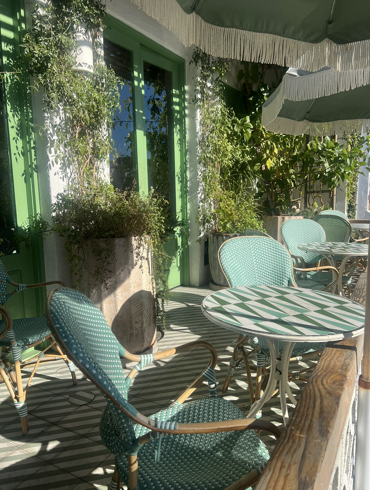 restaurant patio la plants.PNG