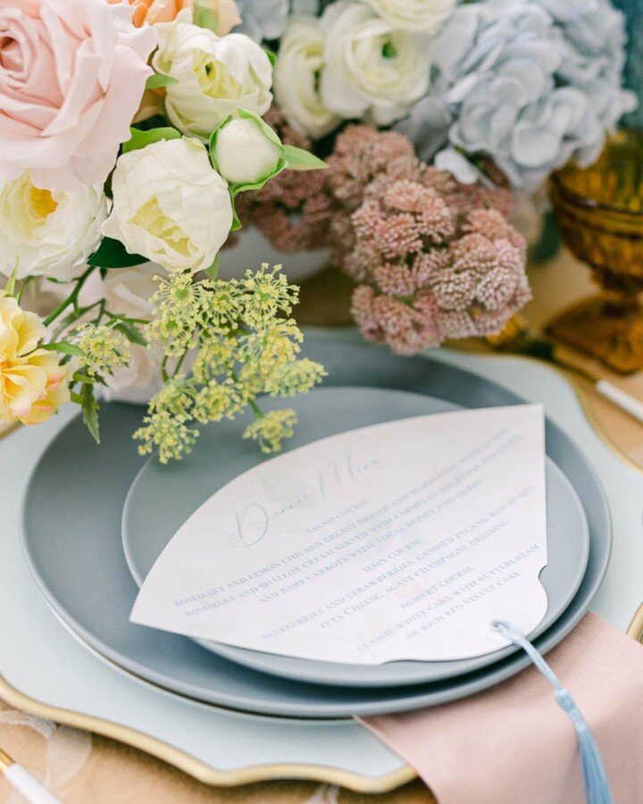 Show your guests their comfort is a priority with a chic fan-shaped program or menu. Let's be honest, in Kansas City, these would be handy all the way from May to October!

Venue - @jcreekvineyard
Planning - @curated.collective.co
Florals + Tablescap