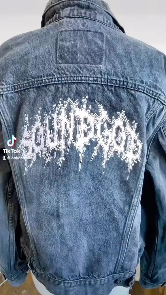 Sound God ๐
Custom Embroidered denim jacket for @suprsprt
#customembroidery #embroidery #embroideredjacket #embroidereddenim #custom #onkostudios