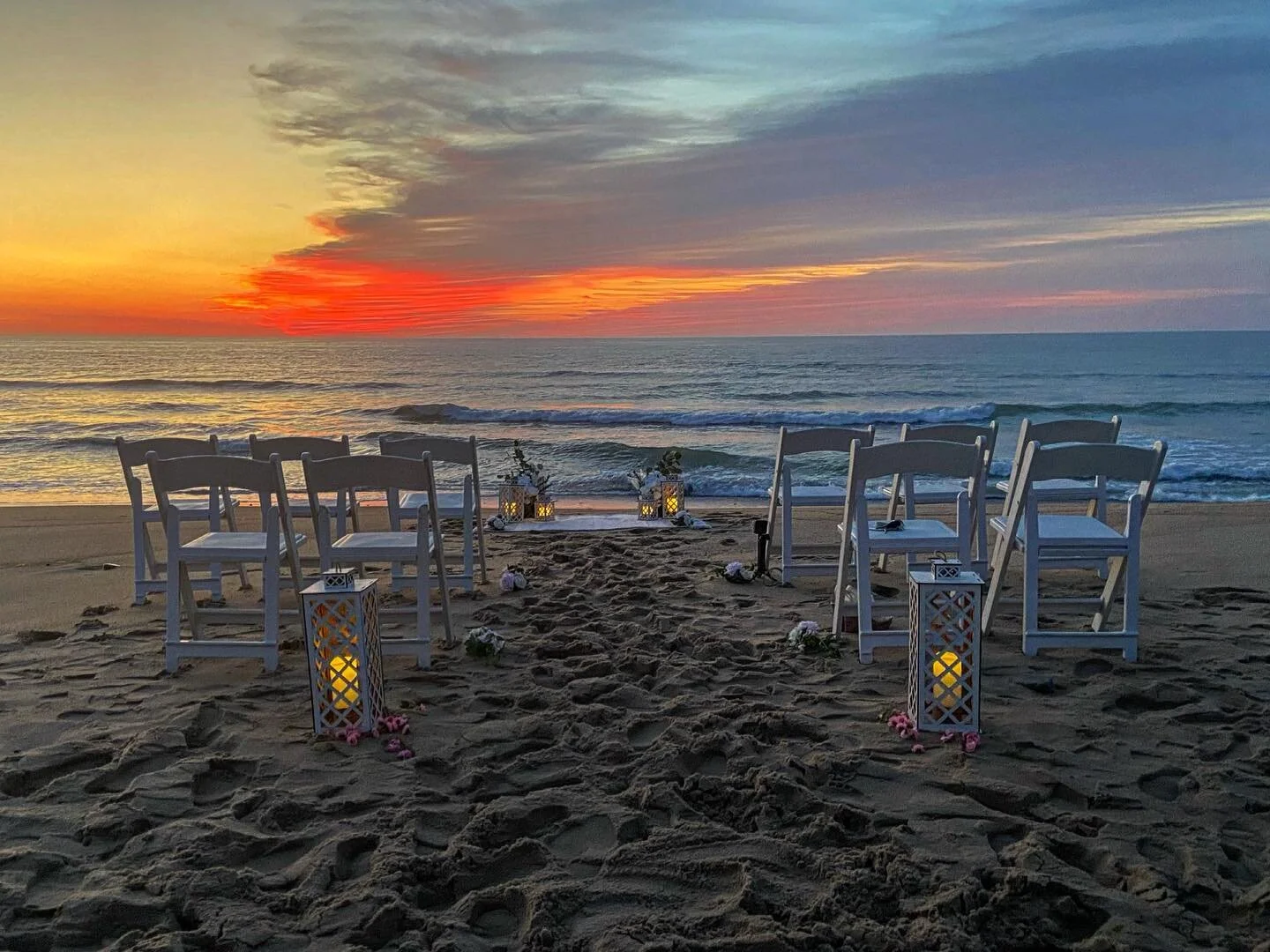 No filter needed for this incredible sunrise ceremony ❤️&zwj;🔥

What a gorgeous beach setup with @capecodweddingarch chairs, lanterns and flowers. 🌤
&bull;
&bull;
&bull;
&bull;
#weddingday #weddingceremony #weddinginspiration #beachceremony #sunris