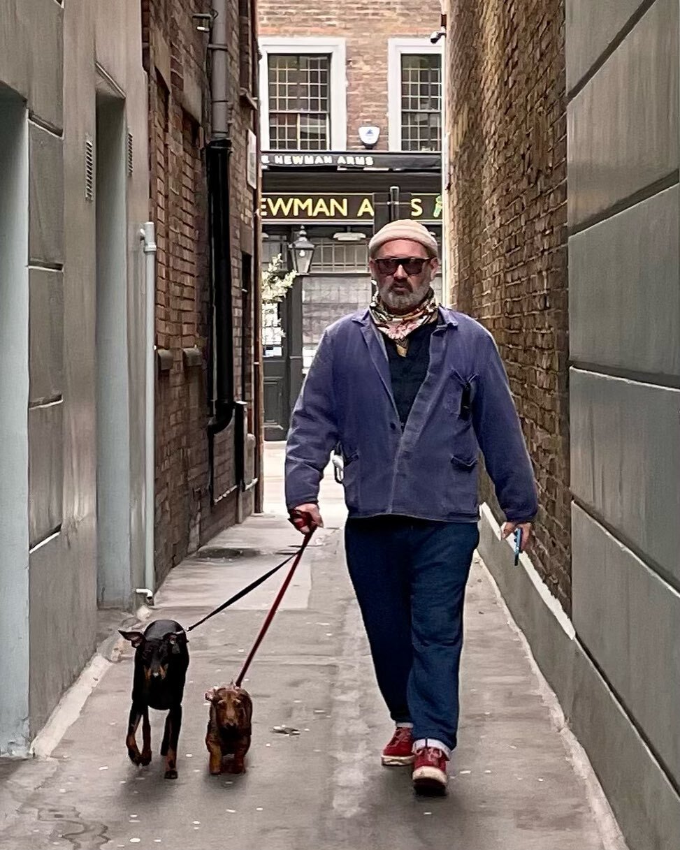 Out for my daily &lsquo;Alleyway Sashay&rsquo;.....a long walk a day keeps the mental cobwebs away ⚓️😍🌈 #dailywalk #londonwalks #dogwalk #bloomsbury #alleyways #sashay #sashayaway #oldqueen #harrystyles #louisvuittonshoes #dachshund #manchesterterr