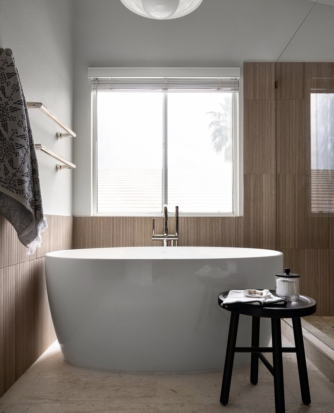 ✨ Transforming your Monday blues into a dreamy spa retreat! 🤎💦 🛁 #LuxuryLiving #BathroomGoals⁠
⁠
Design: @thesevenhome⁠
Photo: @jamesfurman.interiors