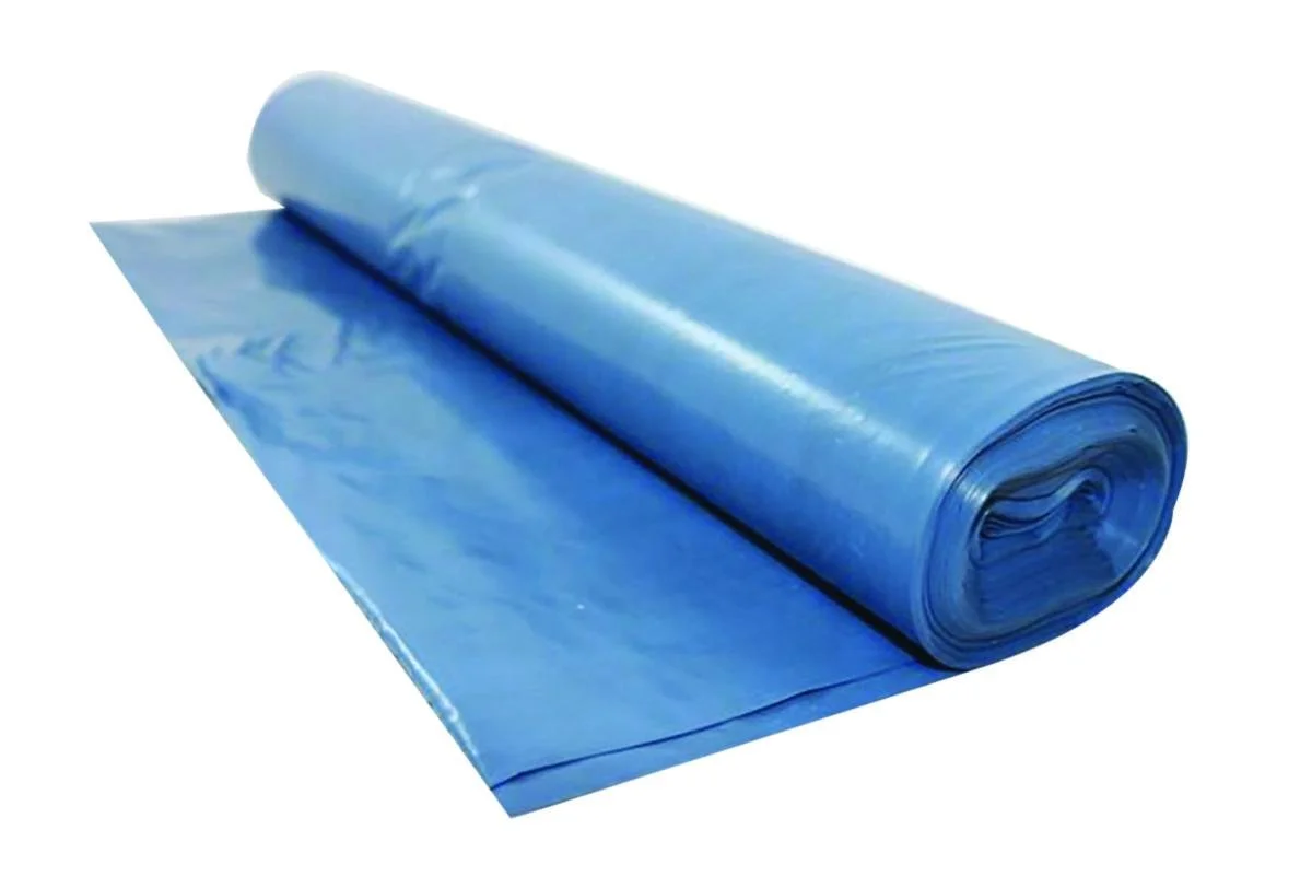 En rulle blå plasticfolie, delvist udrullet.