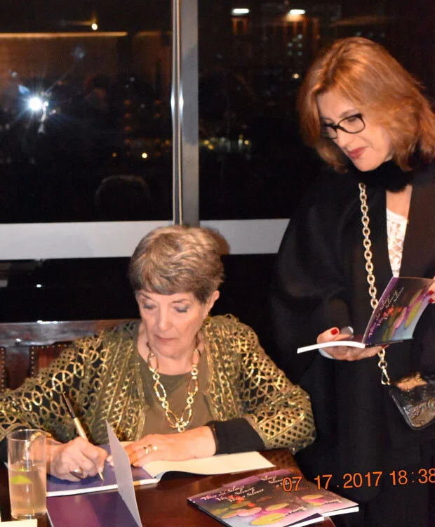 monique-club-de-la-banca-firmando-mujer59c31f2fb1df7.jpg
