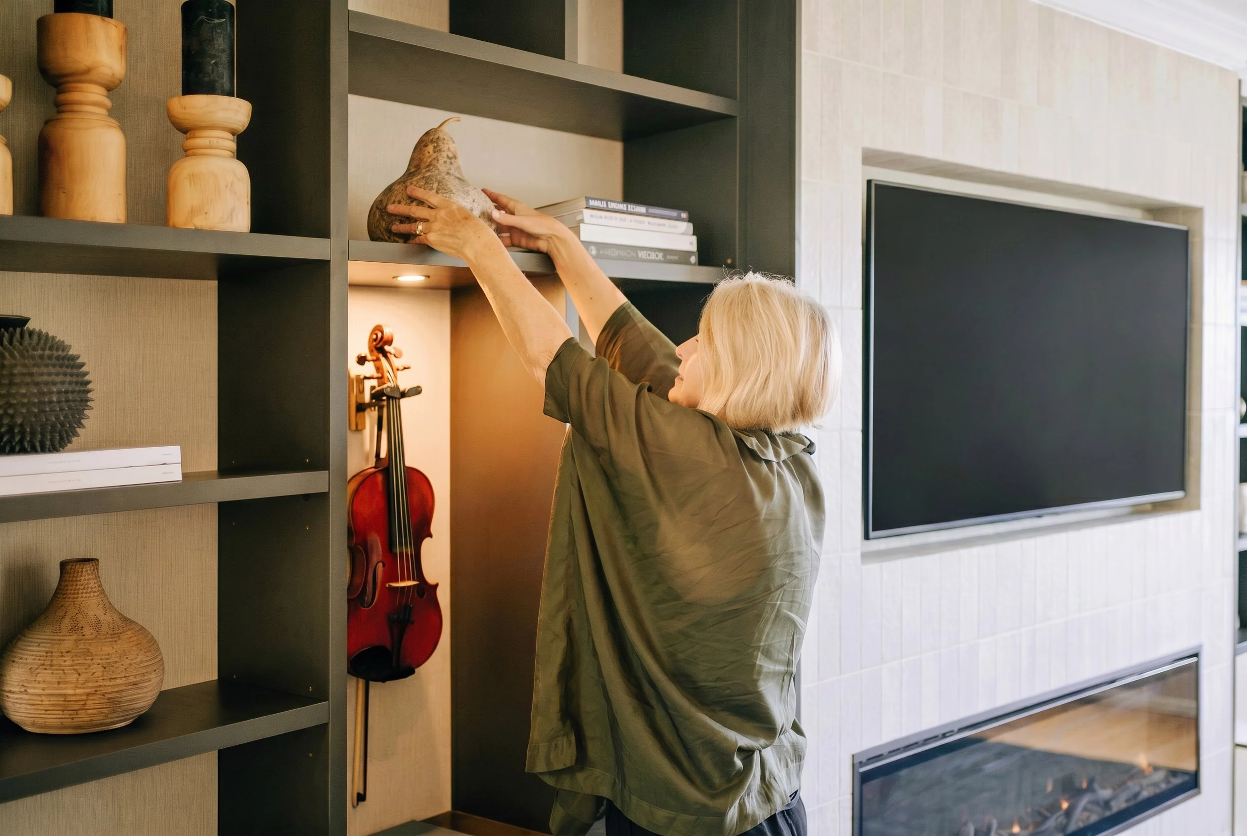 Auckland interior designer Lianne placing finsihing touches on the bespoke cabinerty in this North Shore Auckland renovation.