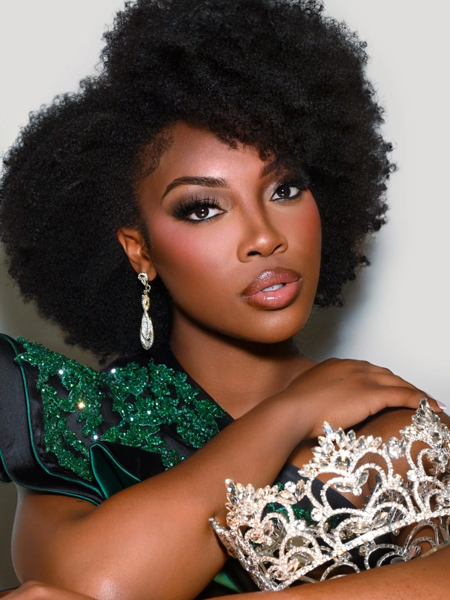 Look twice. It gets better. 💚

📸. @grantfoto 
💇🏽&zwj;♀️. @williamhuertass 
💄  @maxamillion_hmua 
👗. @styled_byjaye  @signature.dresses 

#blackgirlmagic #missblackusa #naturalhaircommunity  #lblackbeauty #melaninglow