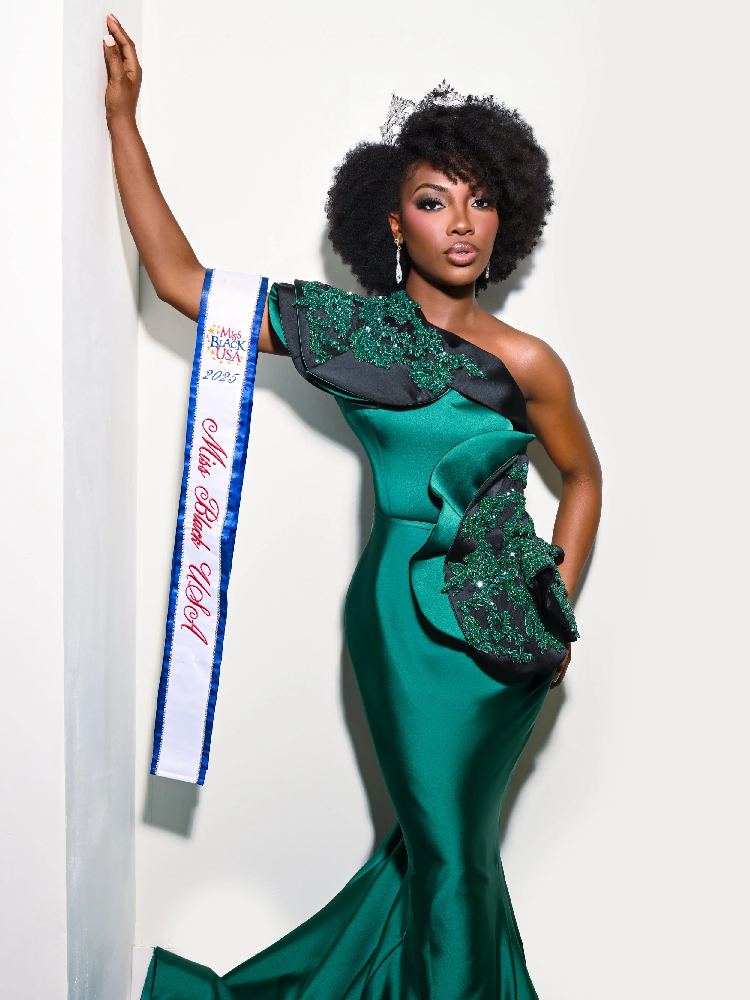 💚

📸. @grantfoto 
💇🏽&zwj;♀️. @williamhuertass 
💄  @maxamillion_hmua 
👗. @styled_byjaye  @signature.dresses 

#missblackuss #thefilmmakerqueen #pageantqueen #naturalhaircommunity #blackpageantqueens