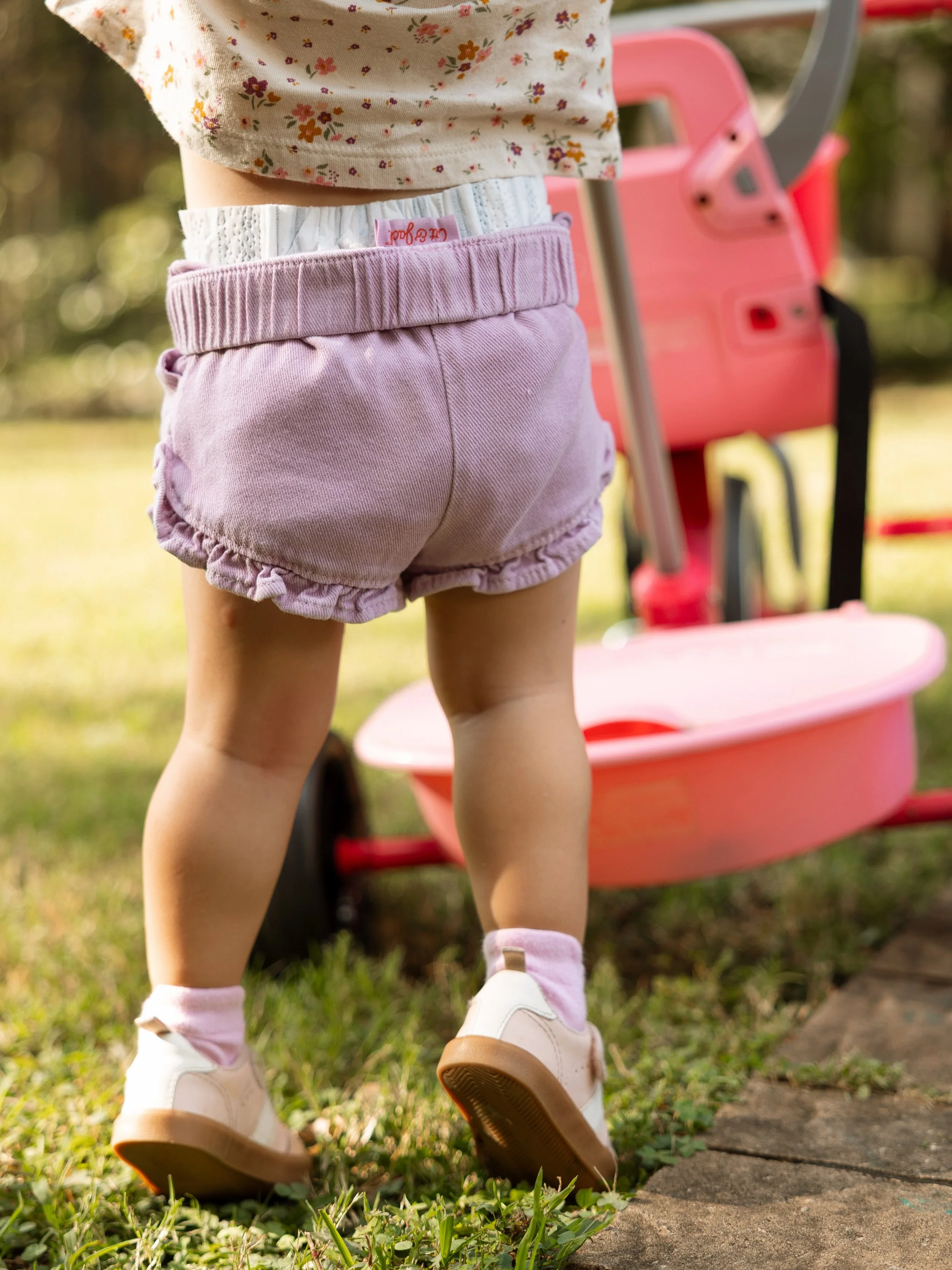 an end of summer front yard hang with my best girls 🥹🩷🧡🌈👶🏼 i never want to forget these little versions of them and i know i&rsquo;ll never regret the insane amount of photos i&rsquo;ll have of every phase of their childhood.

#atlantafamilypho