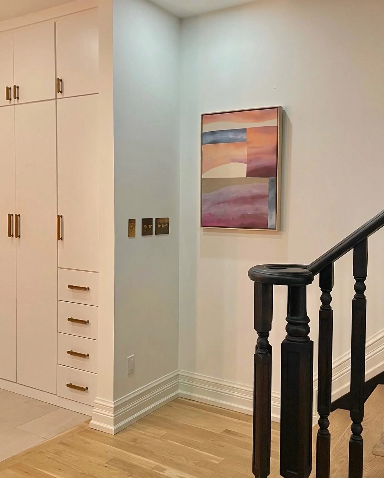 Thrilled to share my newest commissioned artwork, installed in @teelaj and Jack's beautiful home. The collaborative process is always so meaningful, and I'm thankful for clients who put their trust in me to create such personal works.

Commissions ar