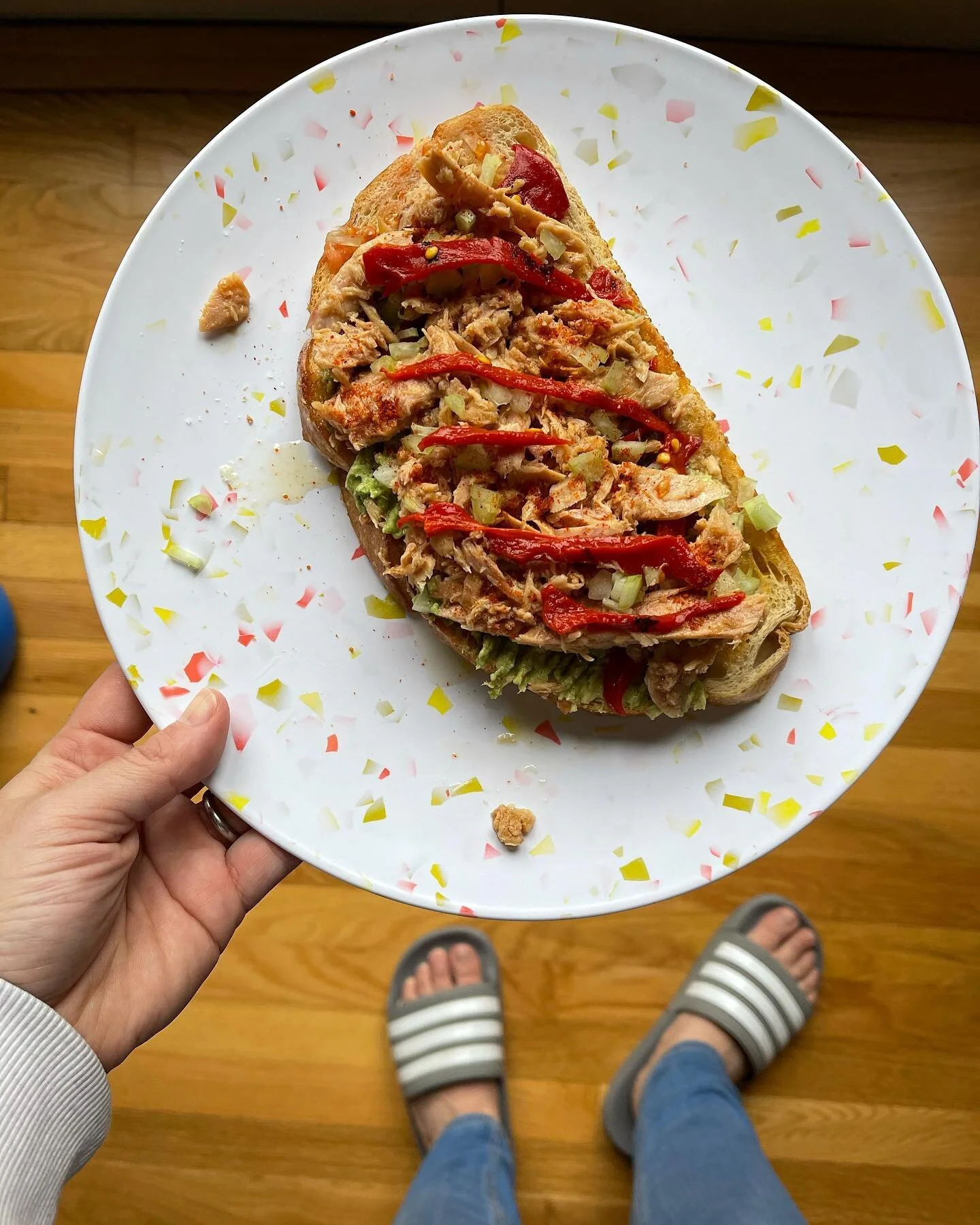 Tuna Tostada

Toast bread 🍞 
Rub tomato on bread 🍅 
Spread avocado 🥑 on bread
Add tuna 🐟 
Top with faves: I added celery, red onion and piquillo peppers 
Top of @spicehack_  Dirty and Shichimi Hack 👅 

#loveyourtribe 

✌🏼 ❤️ 🌊🌴☀️
