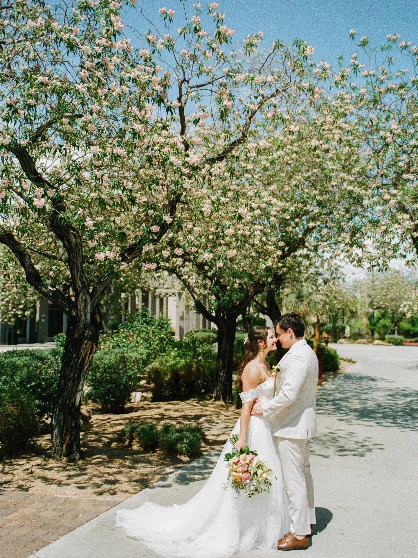 Sarah &amp; Ben 💛💐

Vendor Team:
Event Planning: @gracefulgatheringslv 
Venue: @springspreserve 
Photography: @thetheodorsphotography 
Florist: @idoweddingflowers.lv 

#lasvegaswedding #lasvegasweddingphotographer #lasvegasweddingplanner #weddingpl
