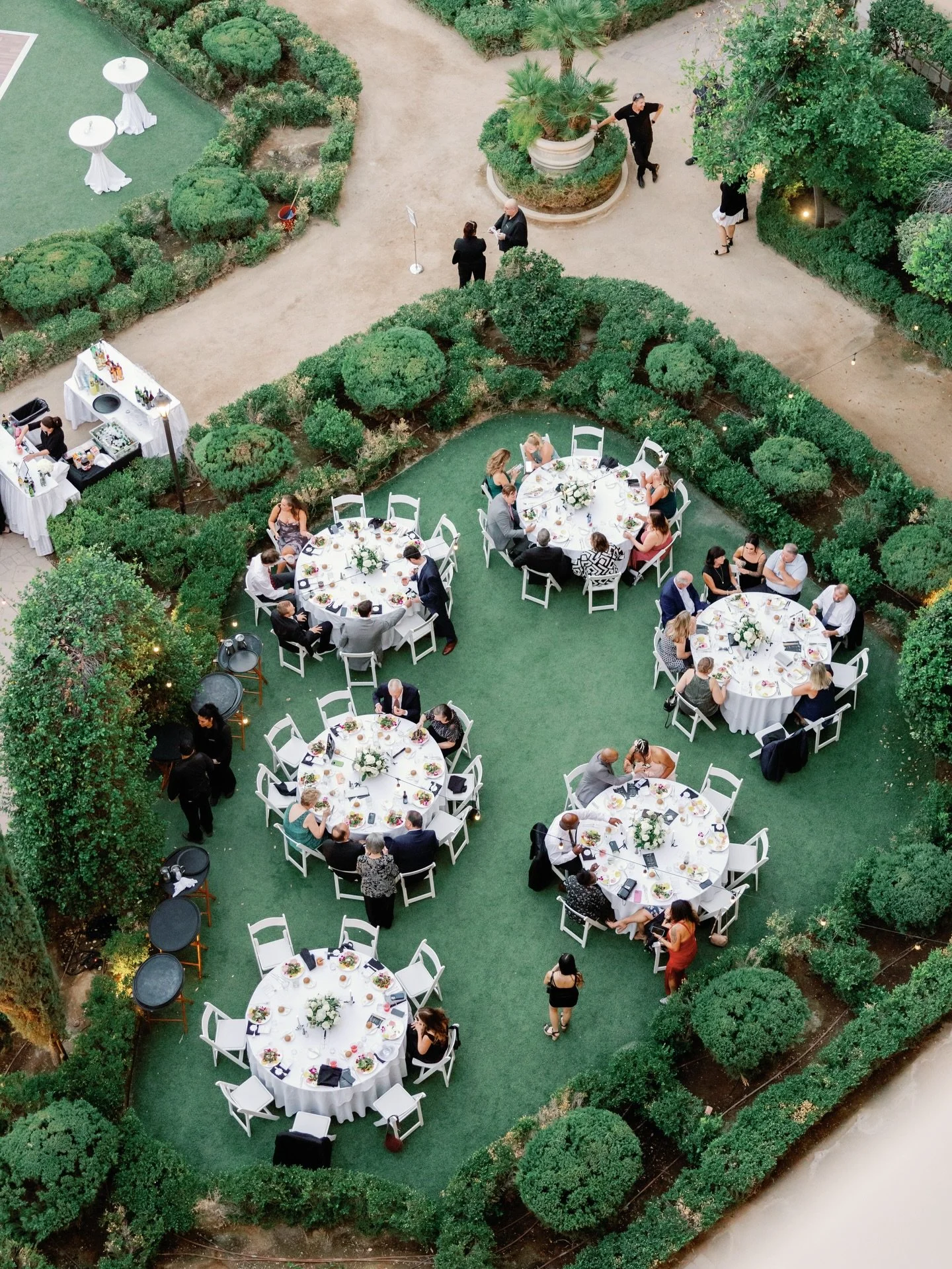 Vegas, but make it Italy! 
Sydney &amp; Trent said &ldquo;I do&rdquo; at the stunning Hilton Lake Las Vegas, and between the lush gardens, courtyard layout, and classic architecture, it truly felt like a destination wedding without leaving town. If y