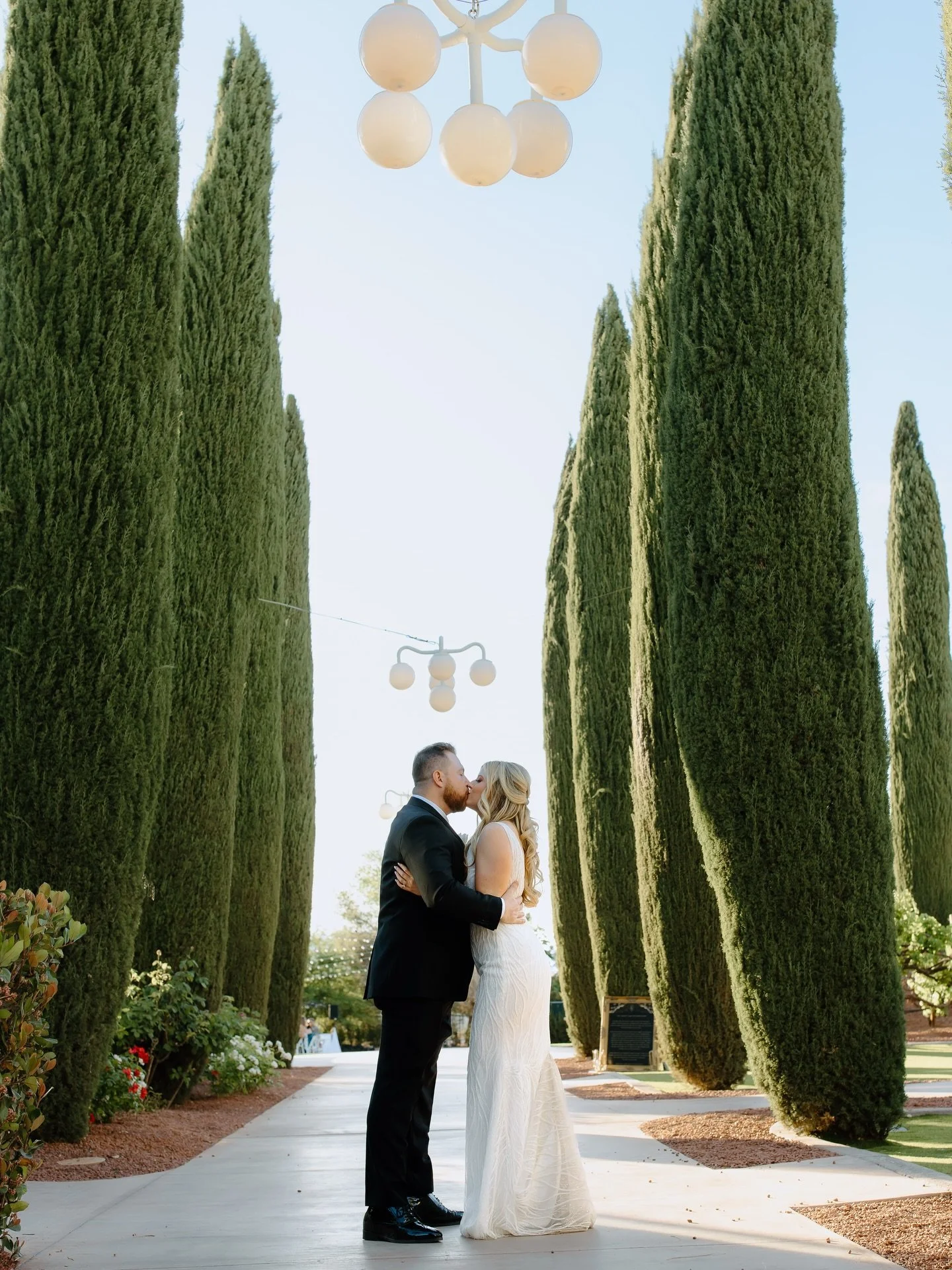 With spring right around the corner, I couldn&rsquo;t help but look back on this beautiful spring wedding! 

Nicole &amp; Cody tied the knot on the grass at Green Valley Ranch, such a hidden gem in Vegas if you&rsquo;re dreaming of a ceremony with lu