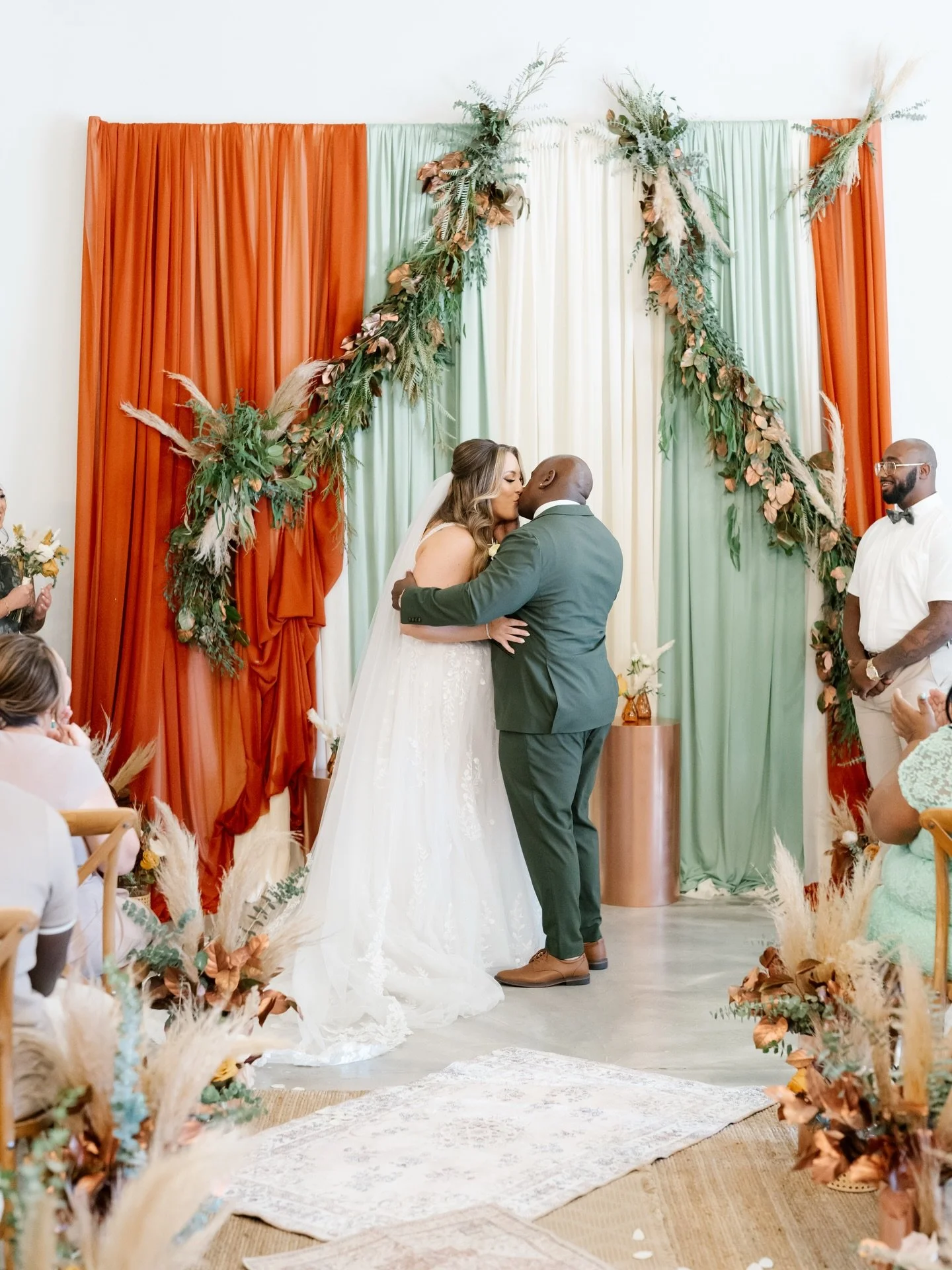 Take me back to this summer ceremony 🤍
Romantic desert vibes, warm tones, and all the texture. From the burnt orange draping to the dried florals, every detail was intentional. My clients wanted something that felt elevated but still true to the val