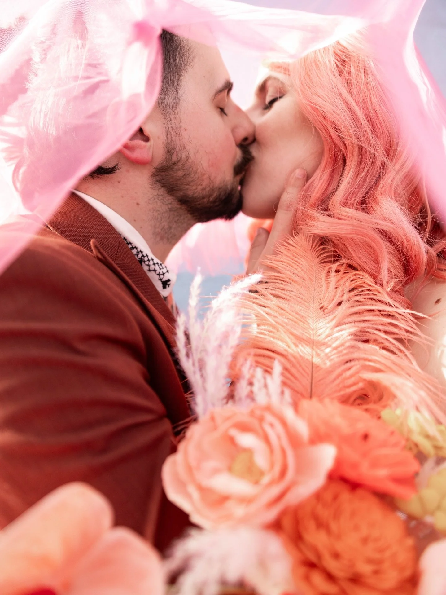 Sara &amp; Matt said &ldquo;I Do&rdquo; in the most colorful way!🩷✨🧡

Think retro Vegas energy with bold pinks, vibrant oranges, and neon details that made every moment feel like a party. From start to finish, their day was full of personality, int