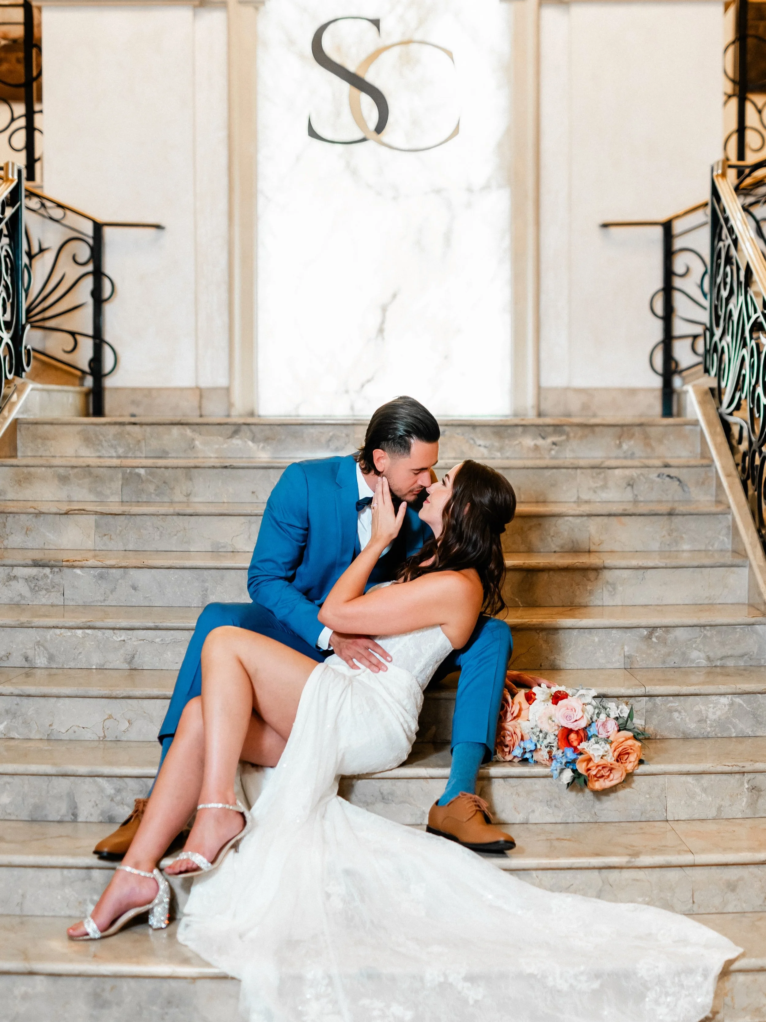What&rsquo;s more iconic than the Stirling Club staircase? ✨

Thank you @stirlingclubevents for the one of a kind venue space that produced these gorgeous photos!

Event Planner &amp; Designer: @gracefulgatheringslv 
Venue: @stirlingclubevents 
Flori