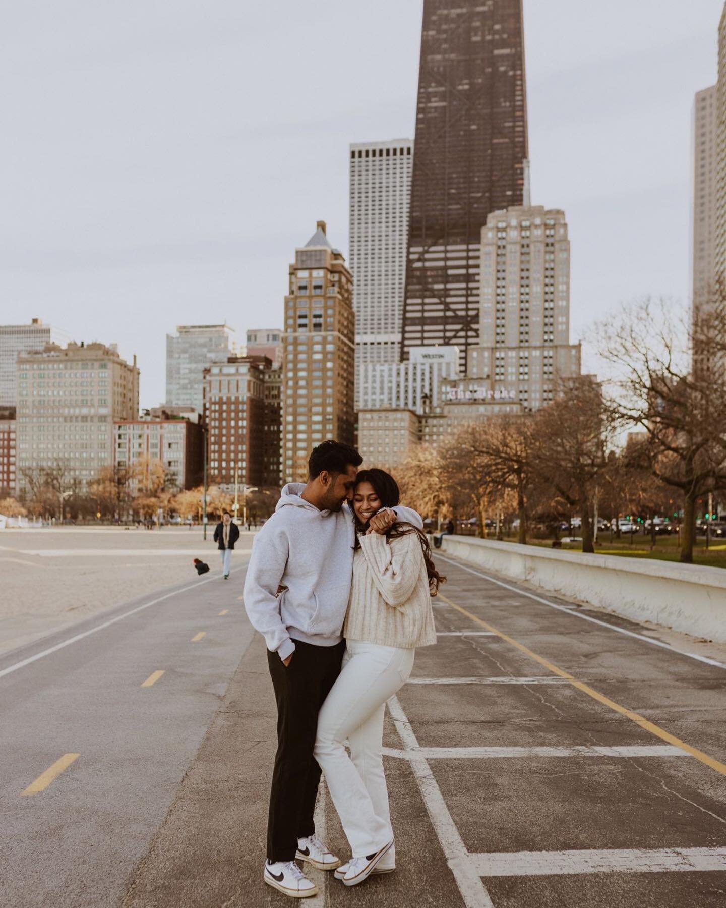 Fun couple portraits of Bansri + Krish❤️&zwj;🔥

#chicagophotographer #chicagocouplesphotographer #chicagolakefront #chicagoelopementphotographer #chicagoportraitphotographer #chicagoweddingphotographer #creativecouplesportraits #couplesportraits #ch