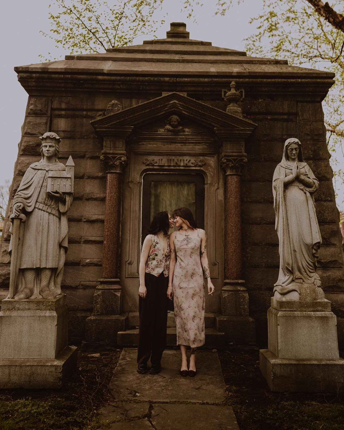 The link spot a lil spooky🫢🪦✨Jules + Cait Creative Couples Portraits #chicagophotographer #candidphotographer #cemetaryphotography #documentarycouplesphotographer #crypt