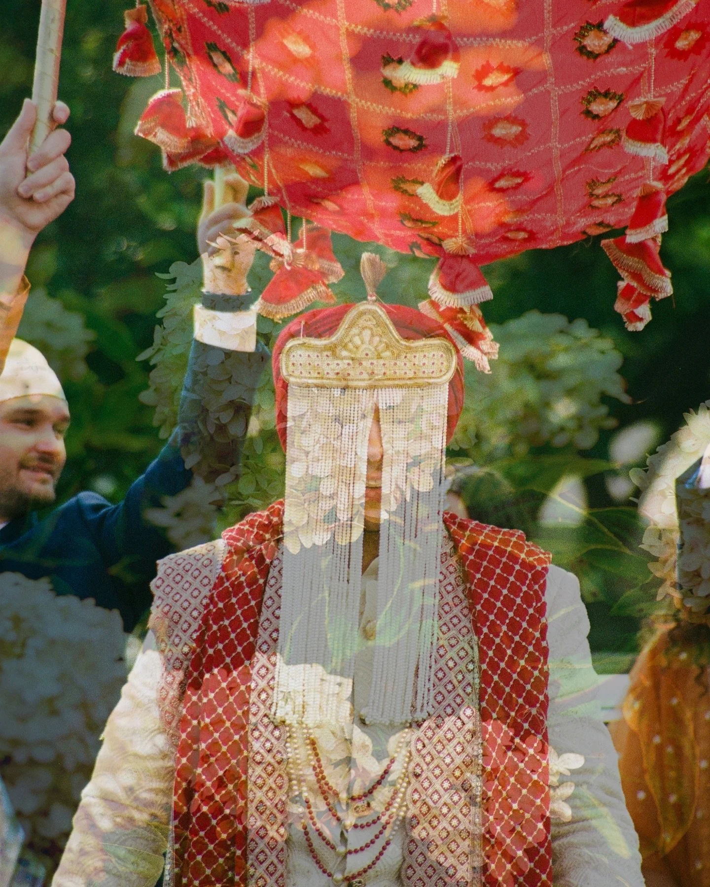 Amber + Collin&rsquo;s Sikh Wedding shot on digital and film❤️&zwj;🔥 

Beautiful Florals by Collins Mom: @goldenfloralstudio 

3rd slide bottom photo by my talented second shooter @theimagein