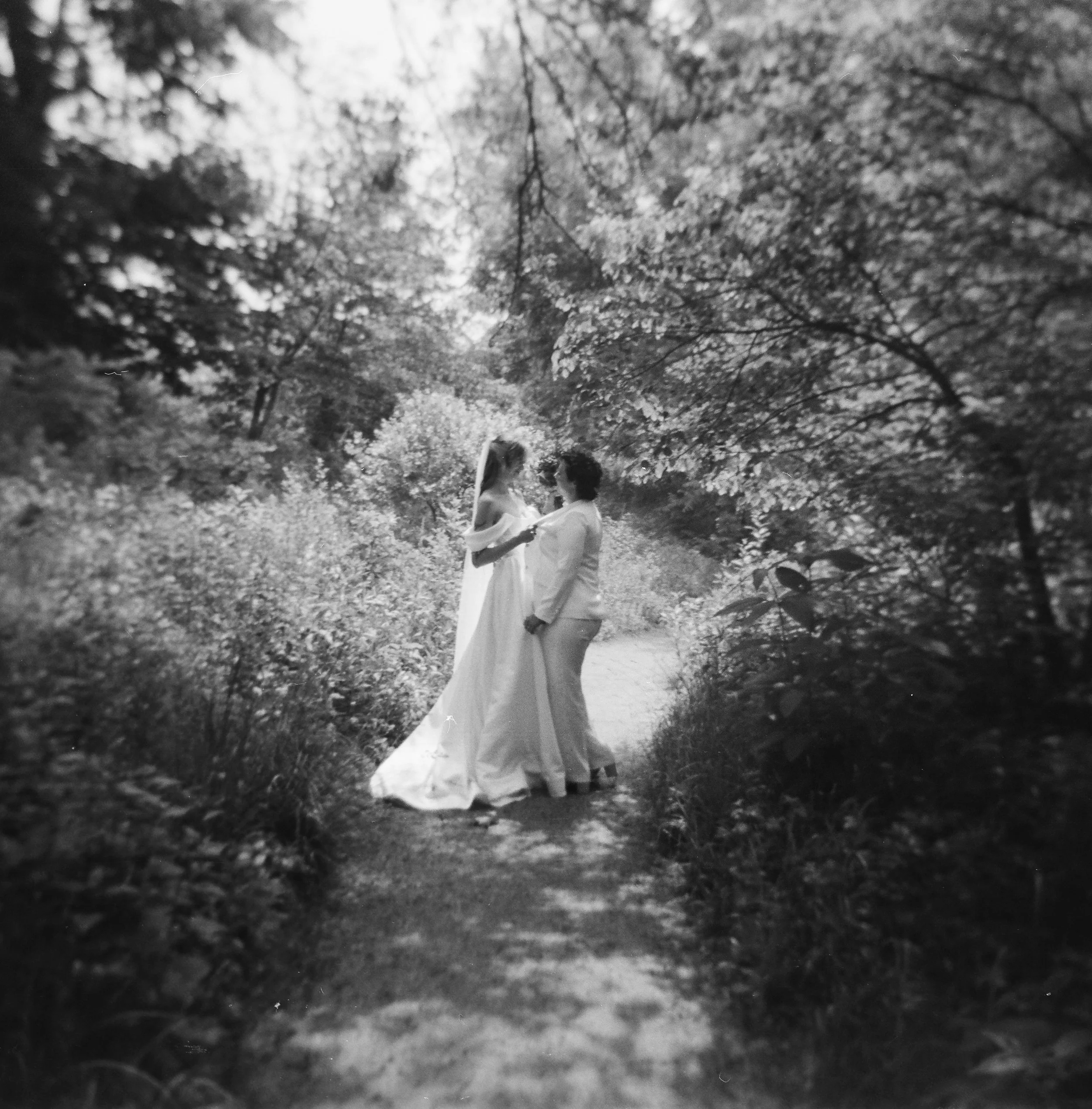 Phoebe+Adelle.Holga120mmFilm.Ttolbphotog-5.jpg