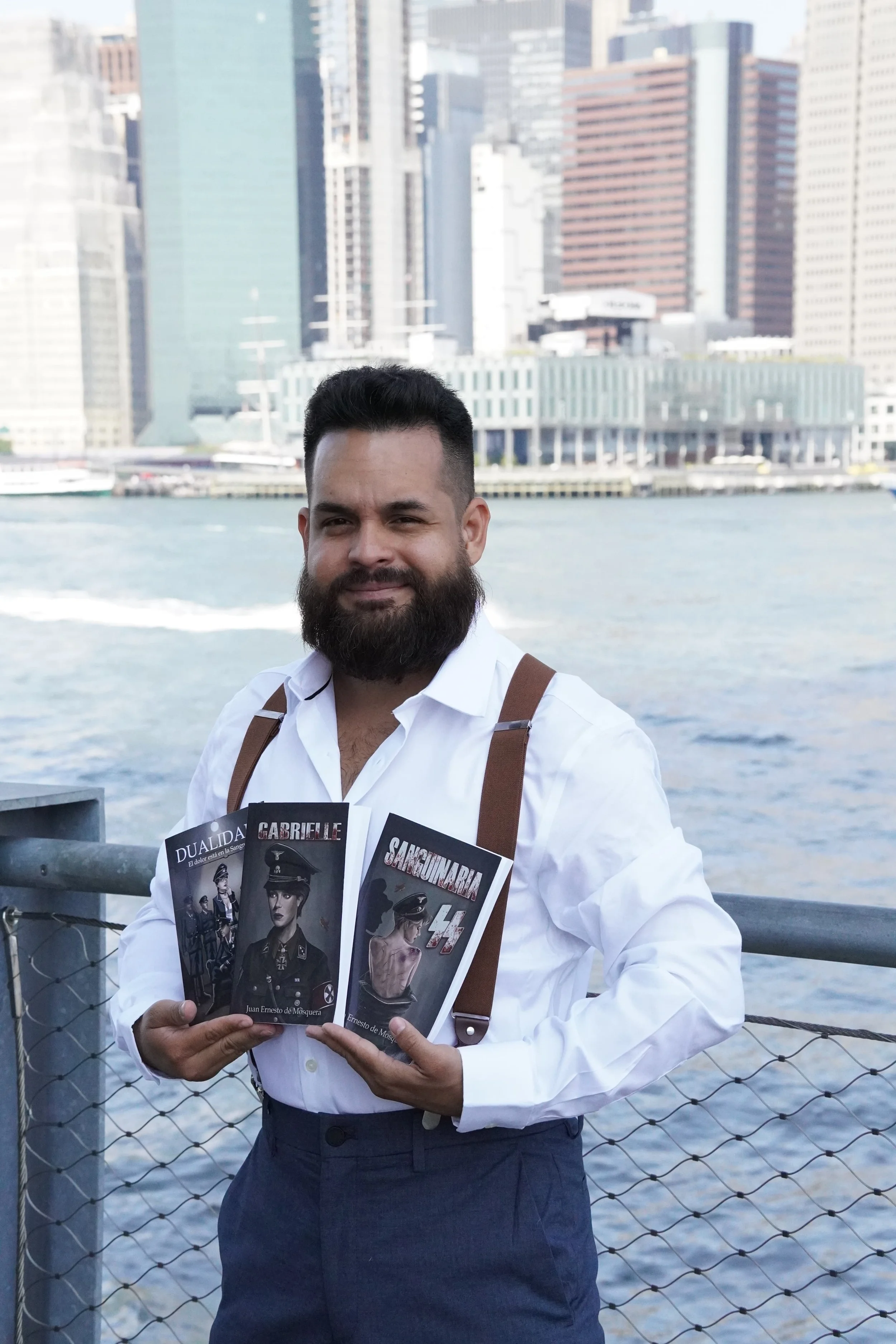 Otros sangra, yo derramo tinta.