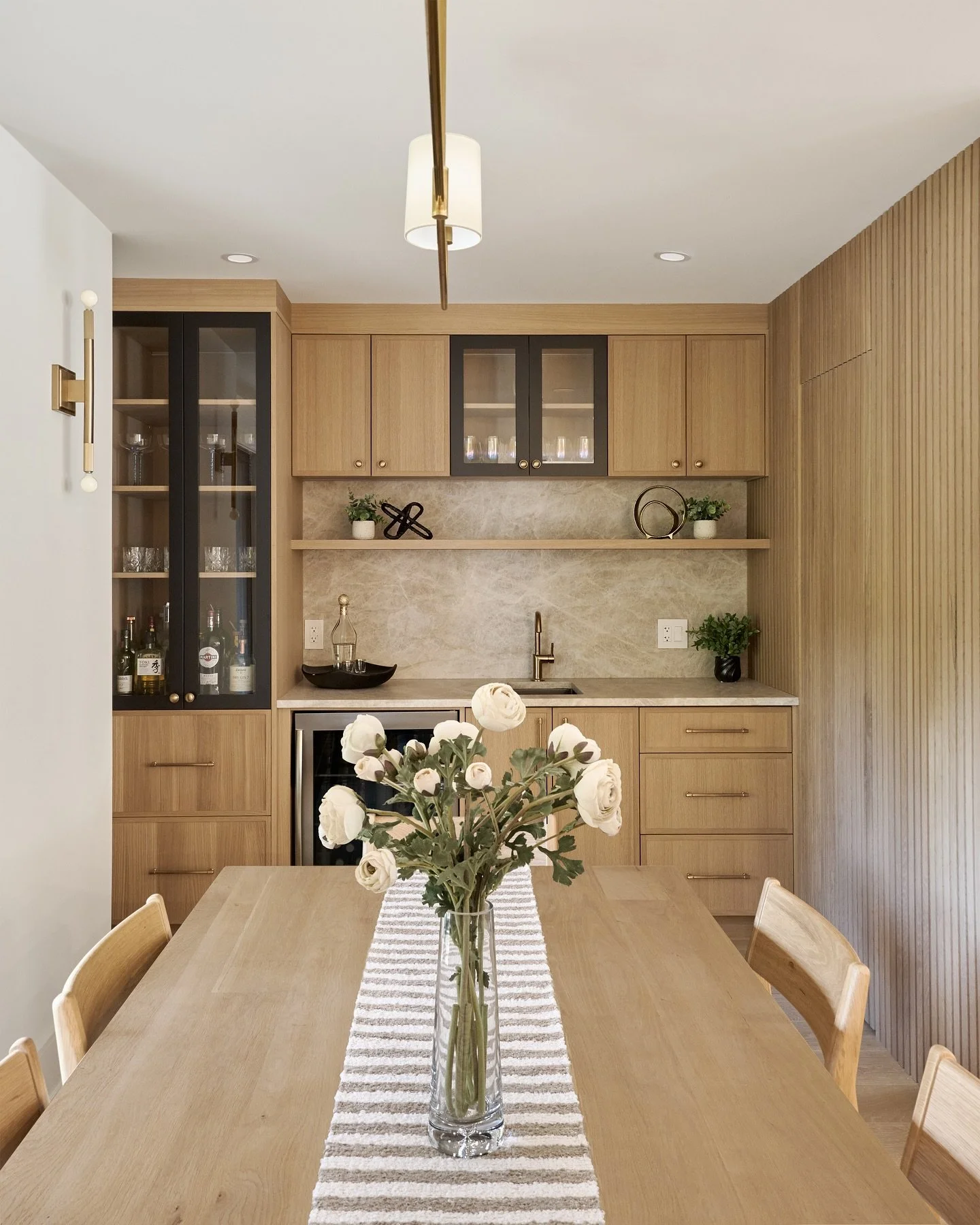 Dining, entertaining, and hidden surprises all in one space!  This dining room flows seamlessly into a custom bar, with a secret pantry tucked away for extra storage (swipe to see the reveal 👀)
The perfect balance of beauty & function 🤍
📸 @3