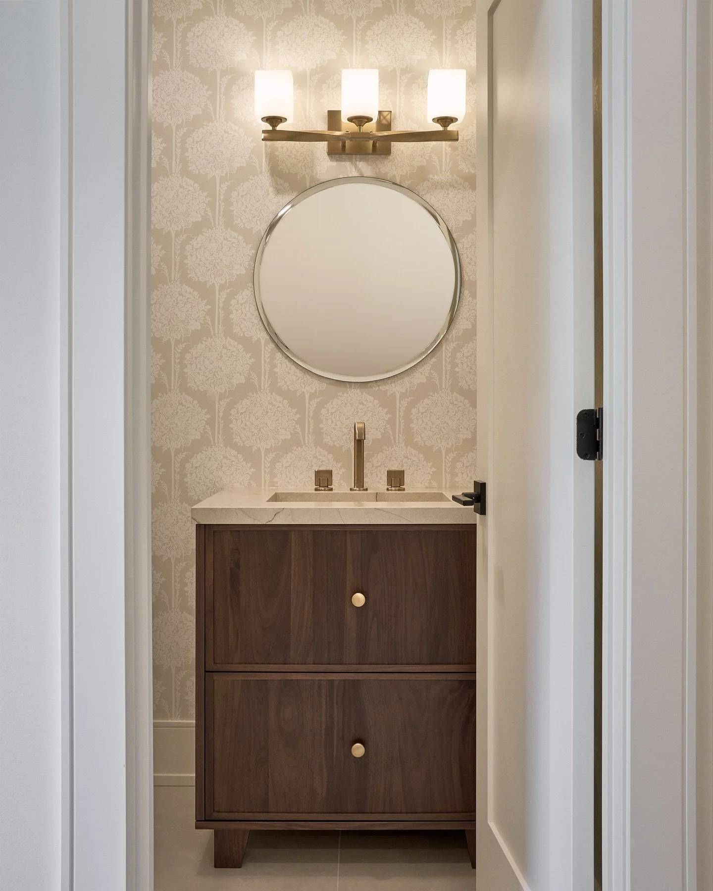 A complete transformation!  This powder room went from tired and dark to fresh, elegant, and full of personality. ➡️ to see the before. 
📸 @3thanallen 
#PowderRoomDesign #BeforeAndAfter #HomeDesign #InteriorDetails #StatementSpace #DesignGoals