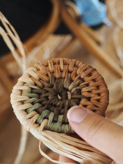 How to weave a basket using raffia or fabric make your own! — petalplum