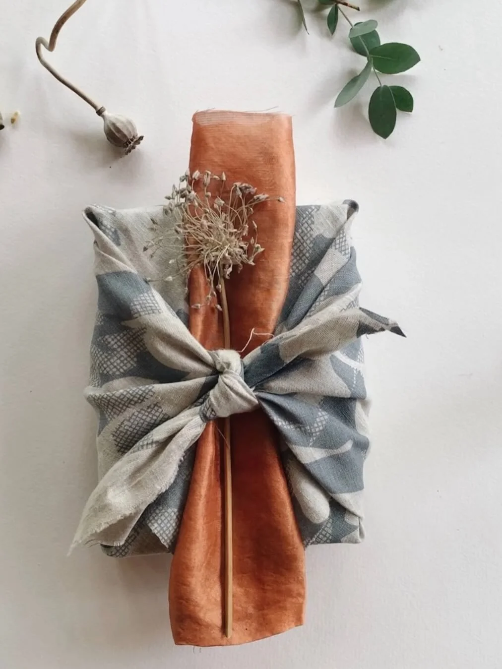 Have you heard of Furoshiki ? It&rsquo;s traditional Japanese wrapping, using cloth; they were originally used to wrap and protect precious temple objects.
But it&rsquo;s also a perfect technique to wrap your gifts this (and every) Christmas.
Not onl