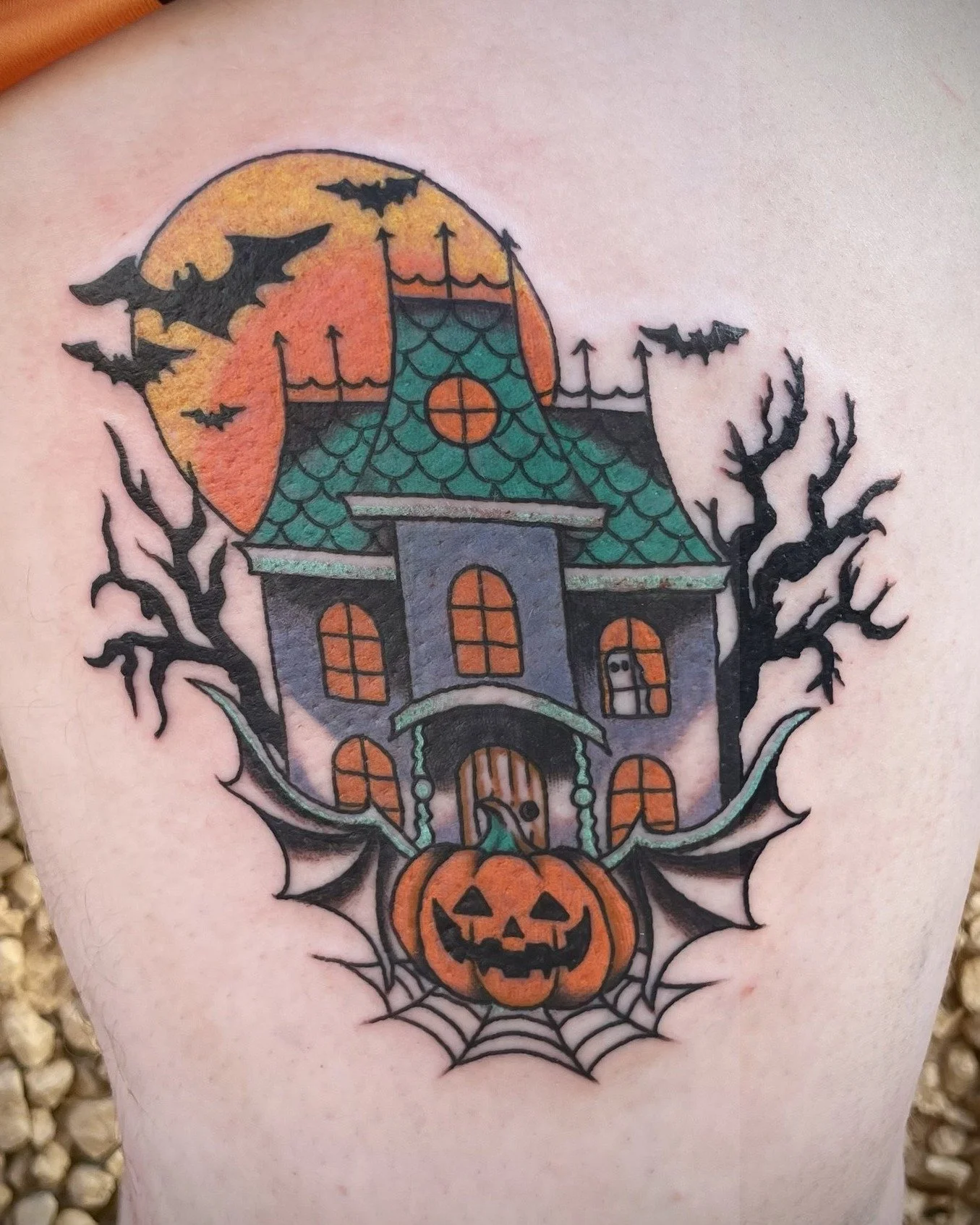 Bats, pumpkins, and a haunted house glowing under a full moon — Jaimie nailed the Halloween vibe.
Please check her page for booking @jaimietats 🩸
.
.
#TattooCommunity #TattooCulture #texastattooers
#austintattooartist #jaimiegardtattoos
#coryr