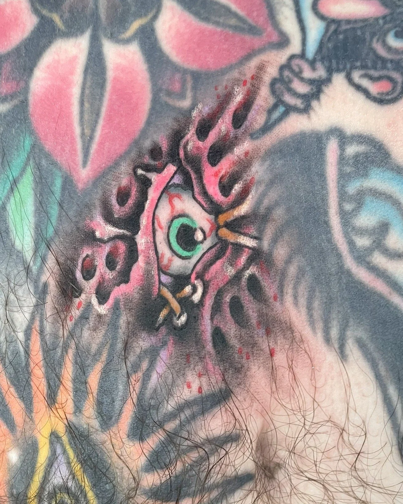 An eyeball staring from the shadows — Cory’s gap filler is small but seriously unsettling.
Please check his page for booking @cory_rogers🩸
.
.
#TattooCommunity #TattooCulture #texastattooers #austintattooartist #coryrogerstattoos #coryro