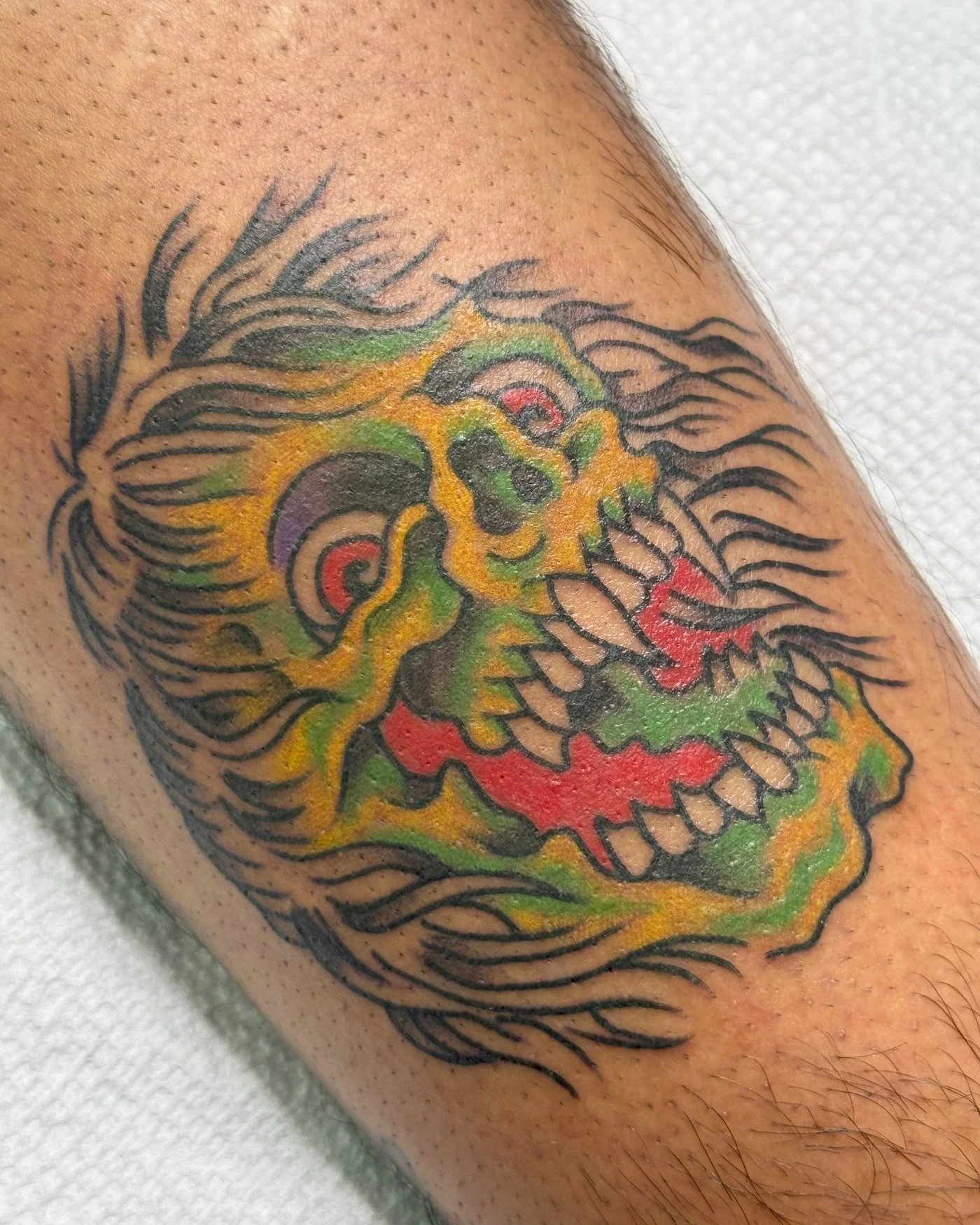 A screaming skull bursting with color — Jaimie’s tattoo is Halloween energy cranked to full volume.
Please check her page for booking @jaimietats 🩸
.
.
#TattooCommunity #TattooCulture #texastattooers
#austintattooartist #jaimiegardtattoo