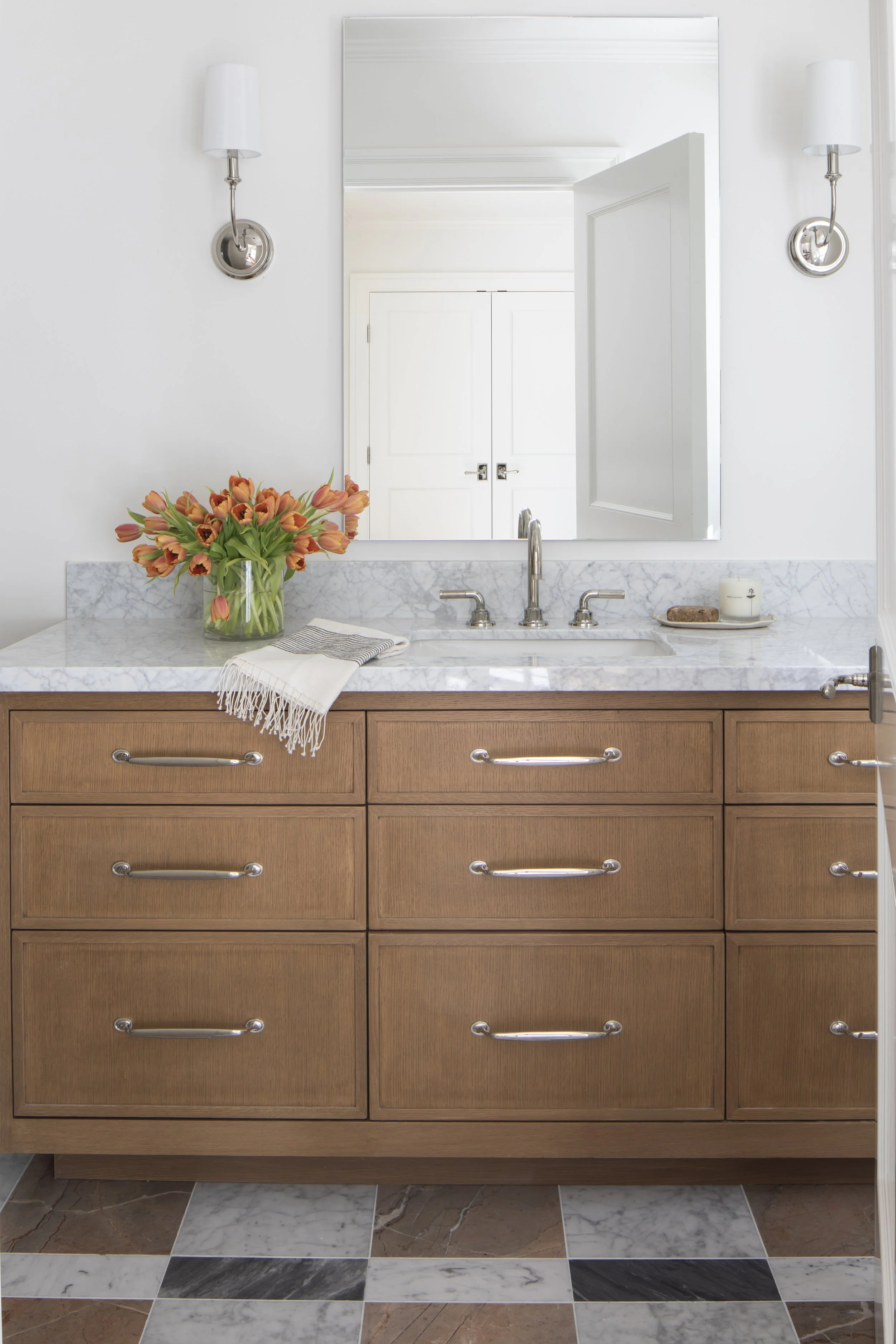 MorrowAndCo_Oakmont_MeghanBob_GuestBath_HR.jpg