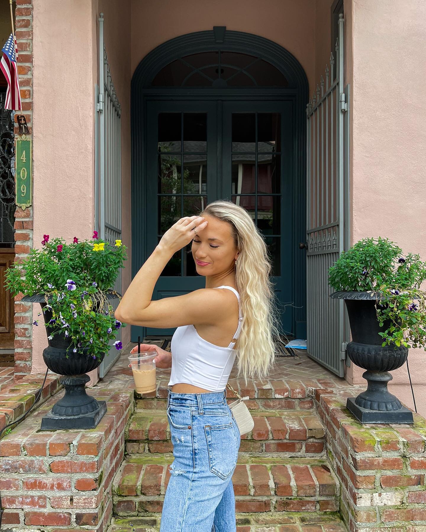 My spring uniform 🌸 tank tops and denim 🫶🏼

*PS, you can use my code &ldquo;AVERY10&rdquo; for 10% off hair extensions + tools (also on sale rn) over at @donnabellahair 💇🏼&zwj;♀️ I use 5 packs of the 22&rdquo; tape-in blond ash extensions and I 