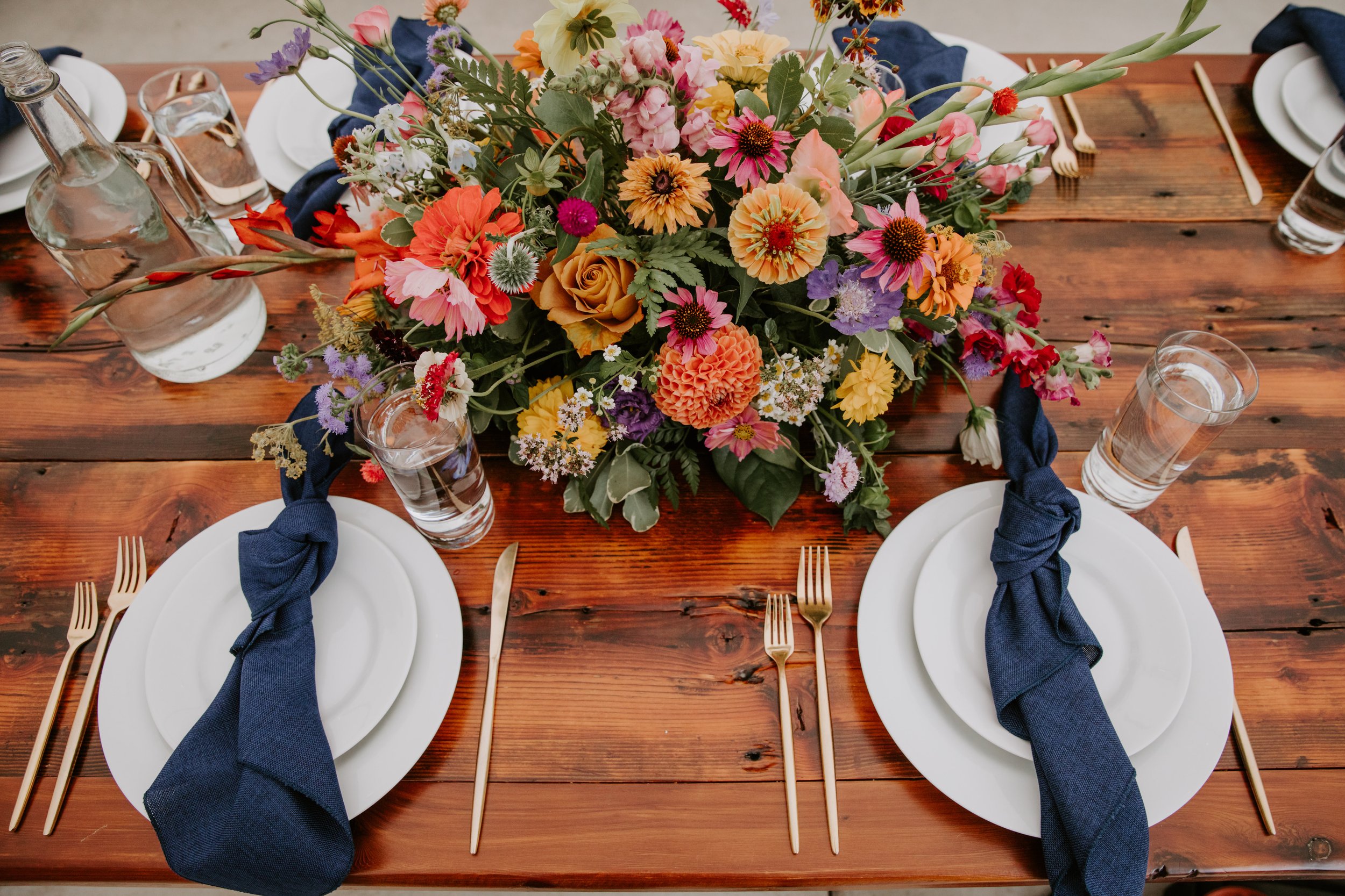 Plume&Furrow-Wedding-Florist-Sarah&Jordan-AshleyTiedgenPhotography-River-Bend-August-Colorado-Head-Table-Floral-Garden.jpg