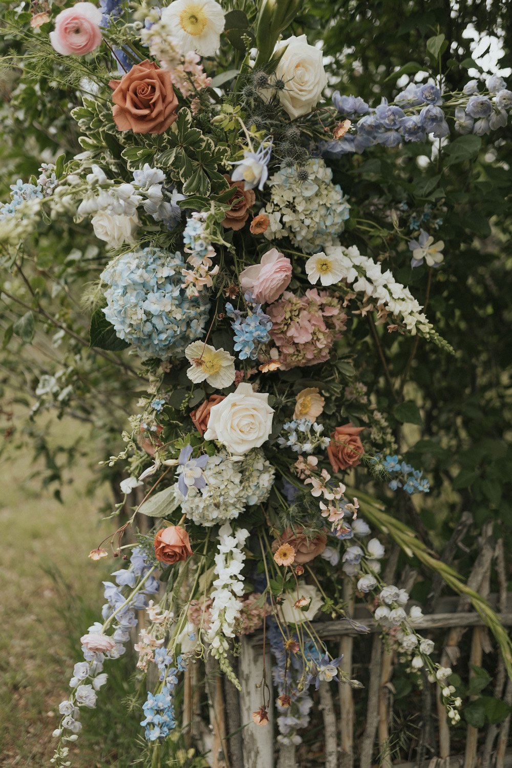 Plume&Furrow-Wedding-Florist-theMandinos-AbbyRindelPhoto-LoneHawk-Farm-Colorado-June-ceremony-swag-floral-closeup.jpg