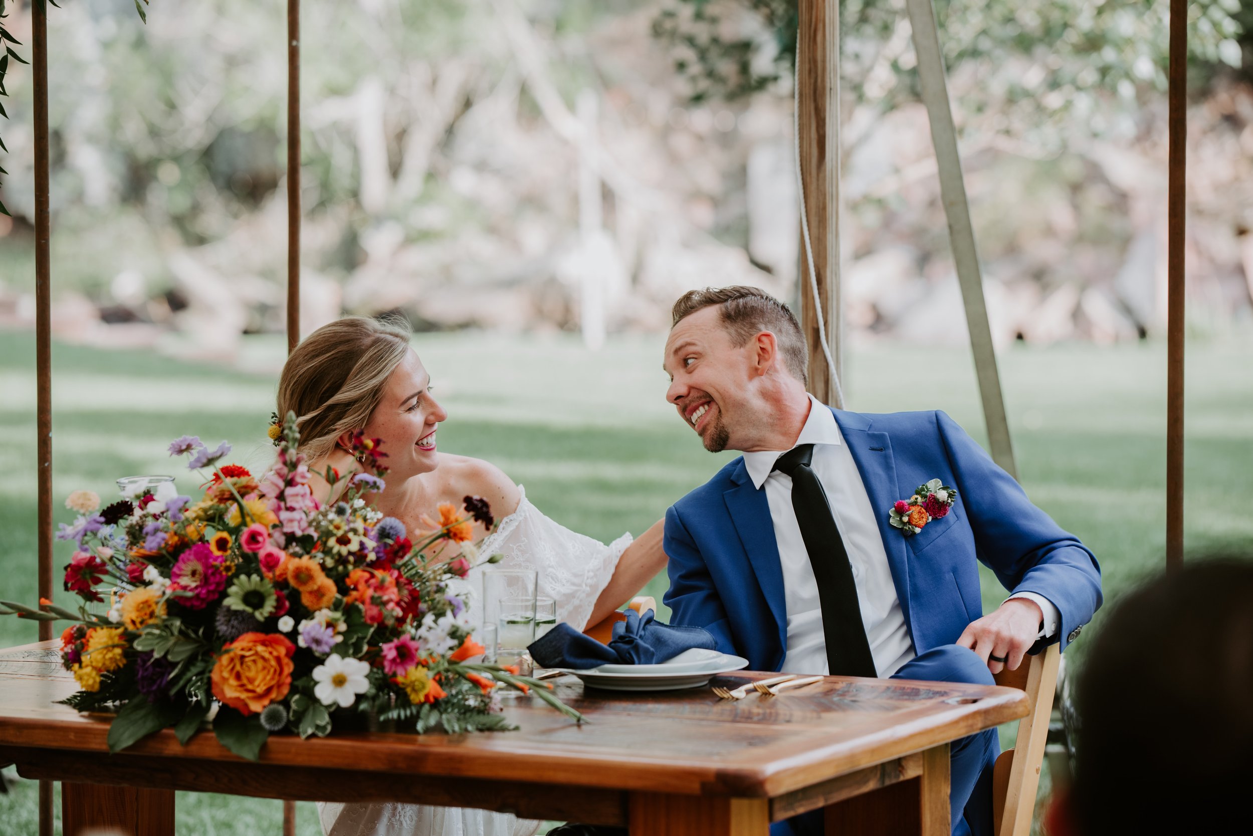 Plume&Furrow-Wedding-Florist-Sarah&Jordan-AshleyTiedgenPhotography-River-Bend-August-Colorado-Bride-Groom-Head-Table.jpg