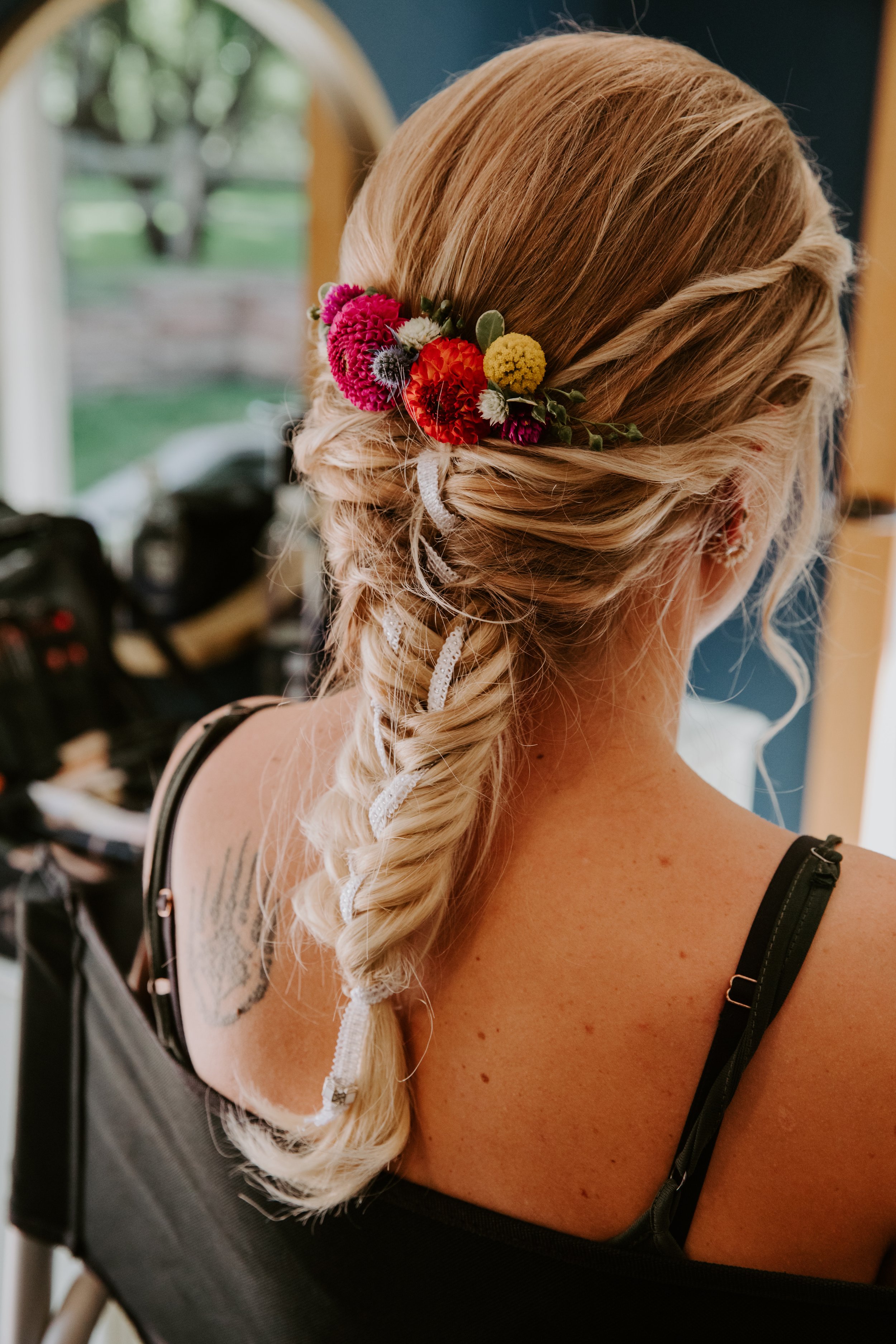 Plume&Furrow-Wedding-Florist-Sarah&Jordan-AshleyTiedgenPhotography-River-Bend-August-Colorado-Flowers-Hair-Comb.jpg