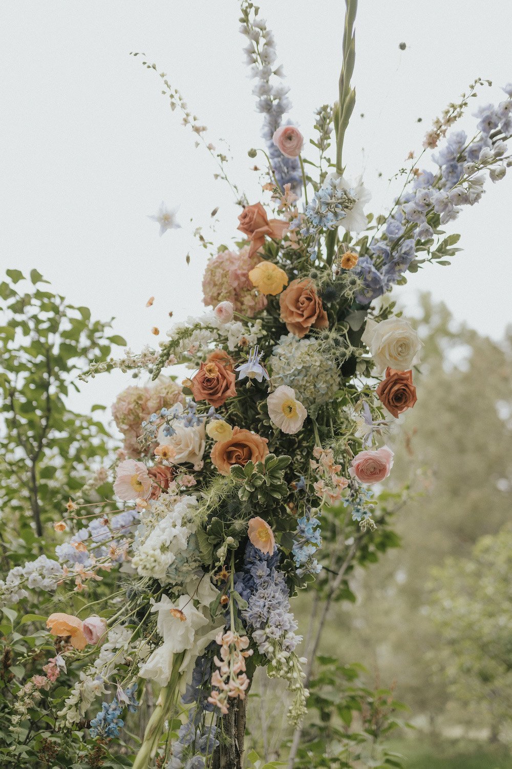 Plume&Furrow-Wedding-Florist-theMandinos-AbbyRindelPhoto-LoneHawk-Farm-Colorado-June-ceremony-floral-swag-detail.jpg