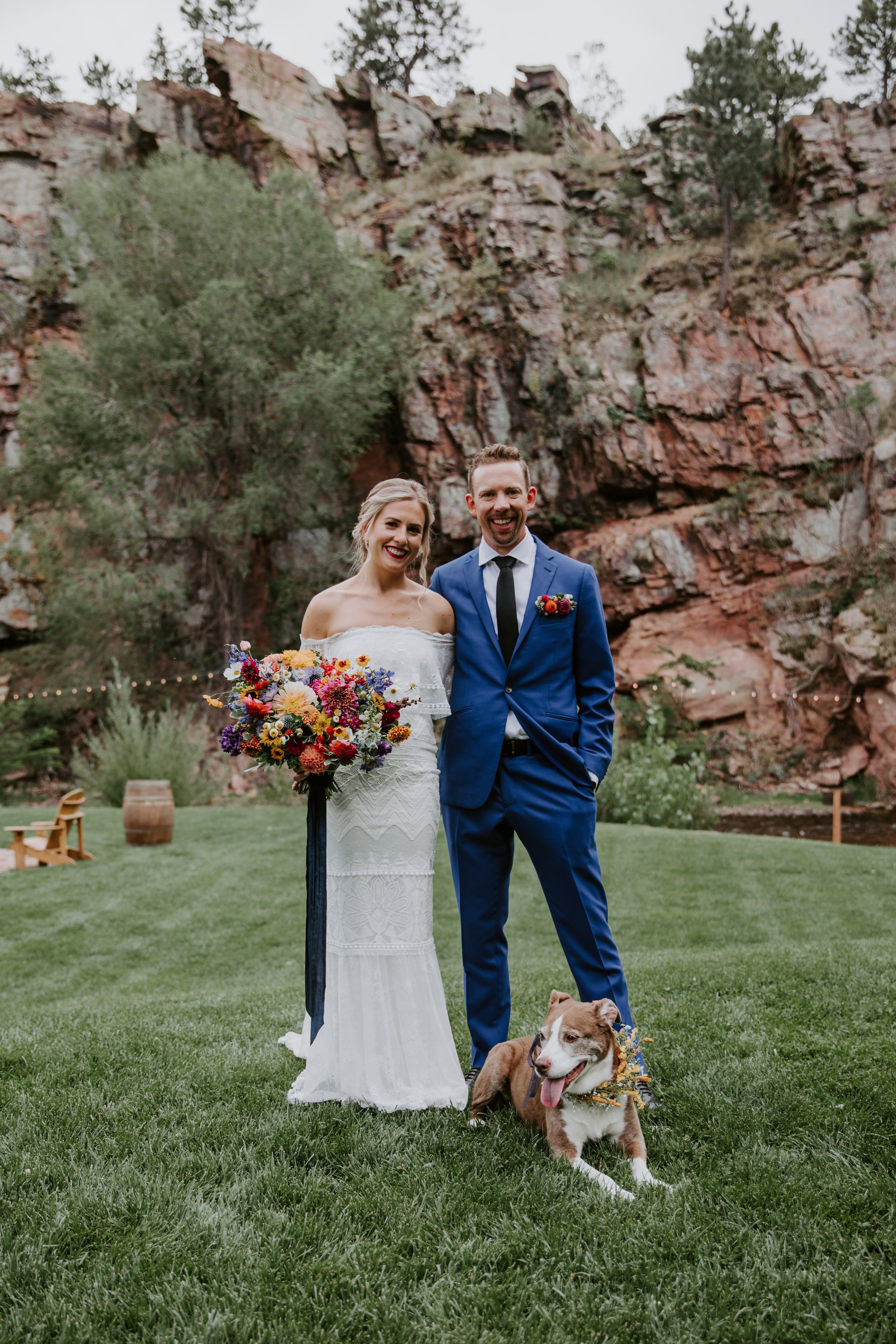 Plume&Furrow-Wedding-Florist-Sarah&Jordan-AshleyTiedgenPhotography-River-Bend-August-Colorado-Family-Portrait-Best-Dog.jpg